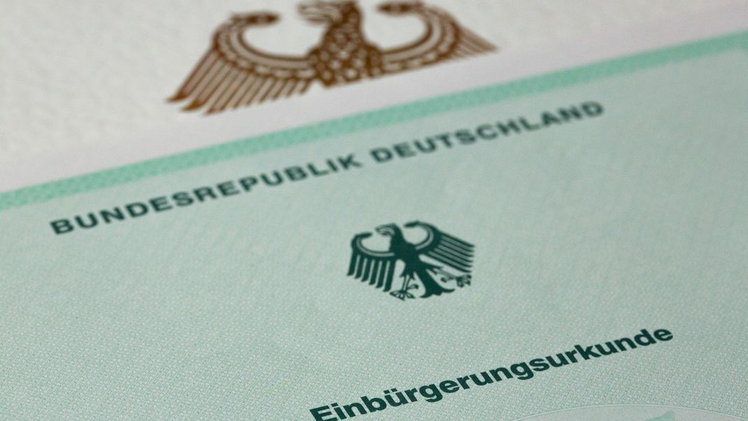 Ausländer in Deutschland sollen nach Plänen der Bundesregierung bald leichter eine deutsche Staatsangehörigkeit erhalten können.