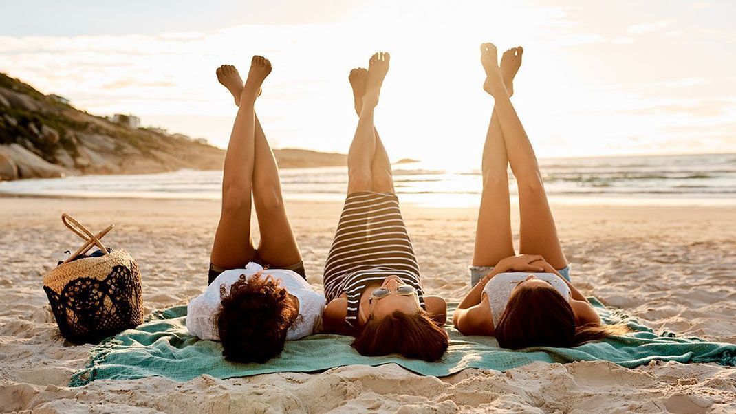 Schöne Füße mit gesunden Nägeln – für die perfekte Pediküre solltest du unsere Beauty-Tipps beachten, dann werden deine Füße vor glänzender Frische strahlen. 