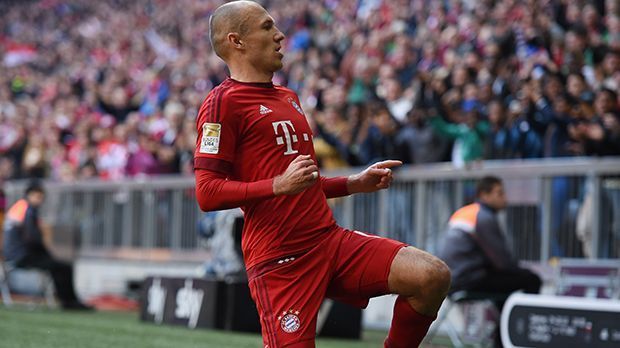 
                <strong>Mittelfeld: Arjen Robben (32, FC Bayern München)</strong><br>
                Mittelfeld: Arjen Robben (32, FC Bayern München): Neben Franck Ribery ist es auch für Arjen Robben bisher keine Glanzsaison. Lange fiel er wegen einer Adduktorenverletzung aus, später machten ihm die Muskeln zu schaffen. Erst seit knapp zwei Wochen trainiert der Holländer überhaupt wieder mit der Mannschaft. In acht Liga-Spielen stand er in dieser Saison für die Bayern auf dem Platz, dabei schoss er drei Tore und bereitete einen Treffer vor. Kein Wunder, dass Pep Guardiola so schnell wie möglich wieder einen fitten Arjen Robben sehen will.
              