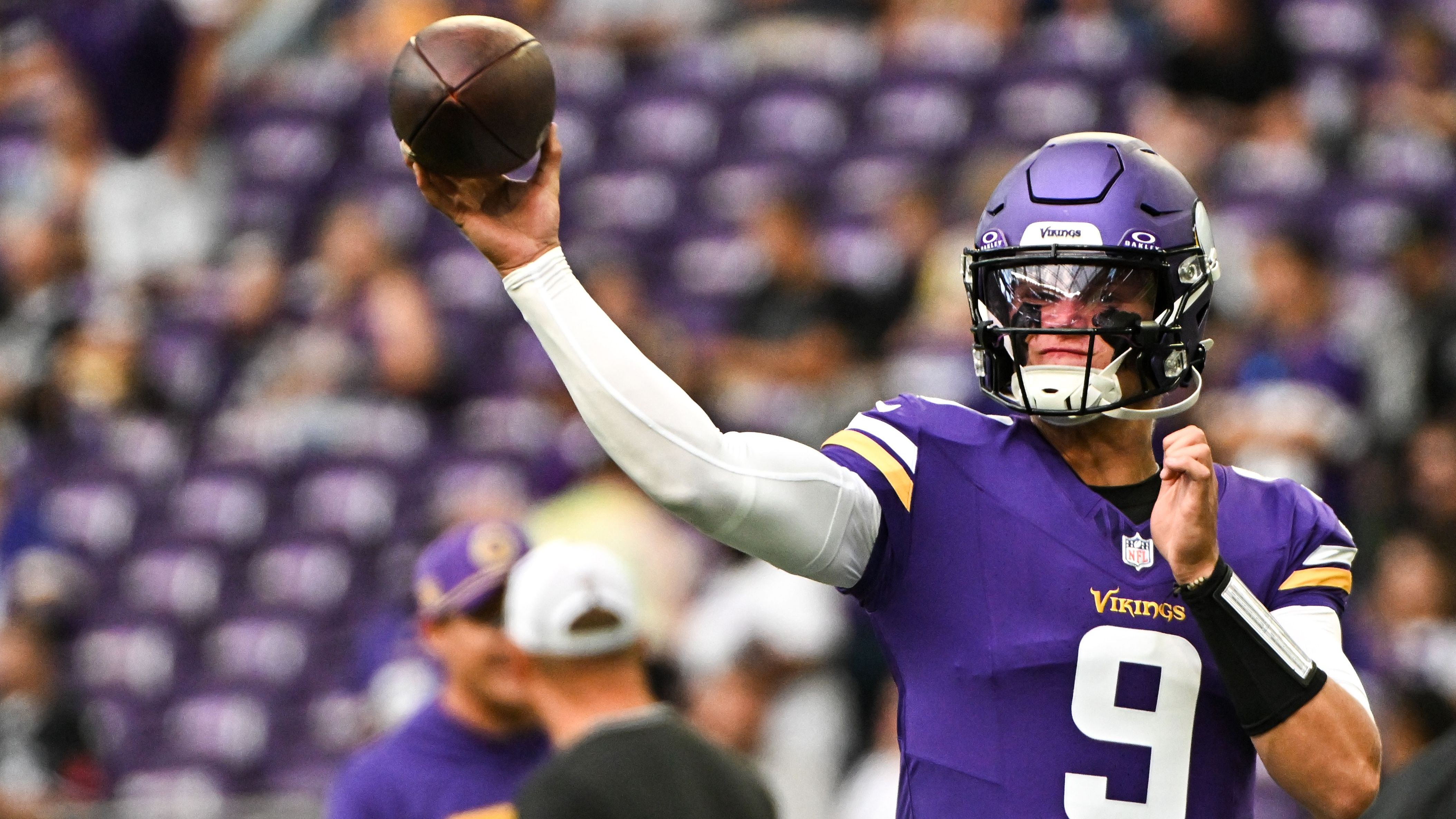 <strong>Die Vikings-Optionen nach der McCarthy-Verletzung</strong><br>Was erst eine kleine Trainingspause sein sollte, entpuppte sich bei J.J. McCarthy als Meniskusschaden, der operiert werden musste. Nun ist die Debütsaison des Rookies vorbei, bevor sie überhaupt angefangen hat. Welche Optionen haben die Minnesota Vikings nun? <strong><em>ran</em></strong> hat ein paar Möglichkeiten zusammengestellt.