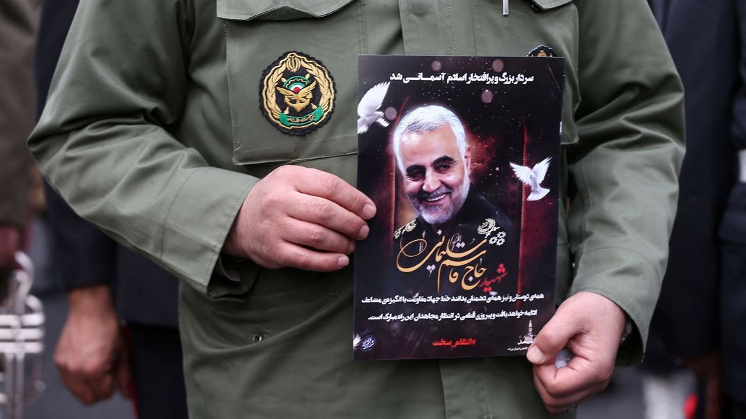 Zahlreiche Menschen gedenken am Mittwoch (3. Januar) im Iran des getöteten Generals Soleimani.