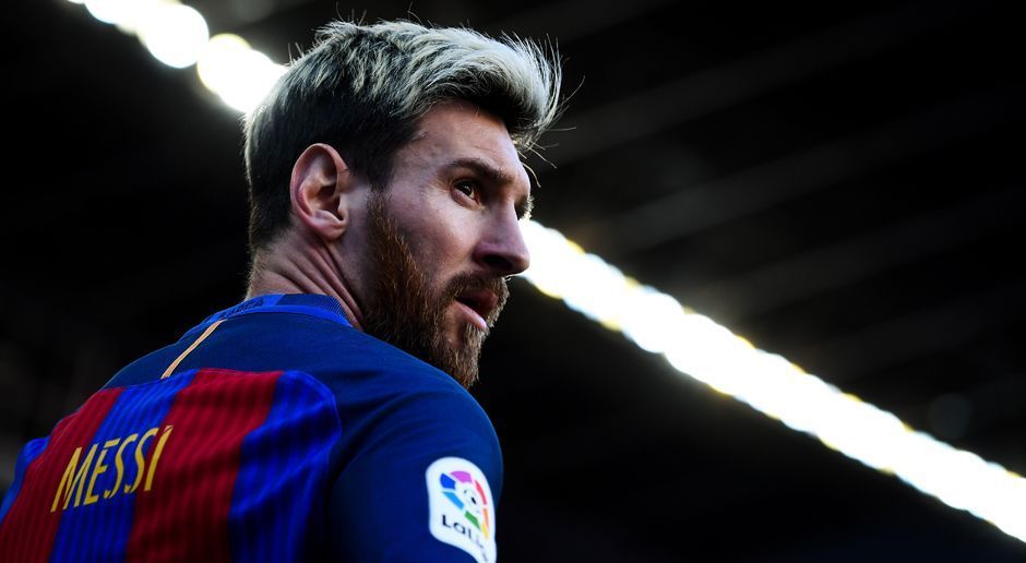 
                <strong>Lionel Messi</strong><br>
                Lionel Messi: Wegen eines Innenbandrisses im Knie verpasste der Weltfußballer vergangene Saison fünf LaLiga-Spiele, kam aber natürlich in allen anderen 33 Partien zum Einsatz - schonen gibt es beim Barca-Star nicht. Dem Argentinier machten zeitweise jedoch Nierensteine Probleme und auch eine Verletzung des Oberschenkels zwang ihn kurzerhand zur Pause, sodass Messi bei acht weiteren Spielen in der Champions League, dem Copa del Rey und bei der FIFA Klub-WM aussetzen musste.
              