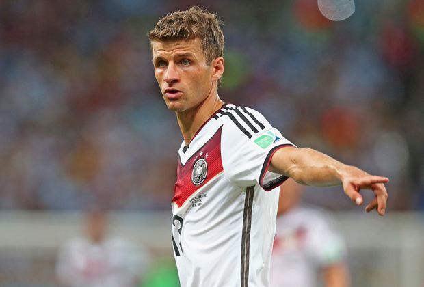 
                <strong>Platz 2: Thomas Müller (32,7 Mio.)</strong><br>
                Mit fünf Toren und drei Torvorlagen erhielt Müller den Goldenen Schuh als Torschützenkönig der WM 2010 und wurde zum besten jungen Spieler des Turniers gewählt - 2014 erzielte er ebenfalls fünf Tore. Müller gilt als absoluter Kämpfertyp und hat die Sympathien auf seiner Seite.
              