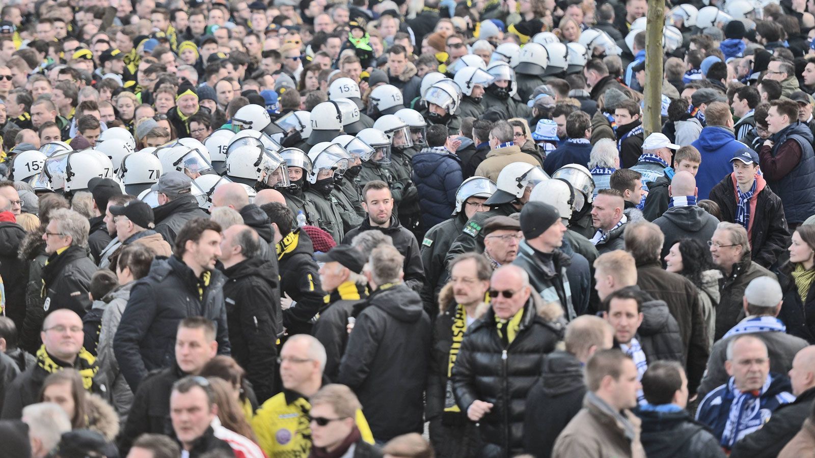 
                <strong>Weniger Karten, mehr Polizei</strong><br>
                Beim anschließenden Derby im März 2014 wurde ein großes Polizei-Aufgebot aufgefahren. Zudem wurden beide Lager strikt getrennt und Schalke erhielt deutlich weniger Karten. Es blieb so friedlich wie auf dem Platz, das Spiel endete 0:0.
              