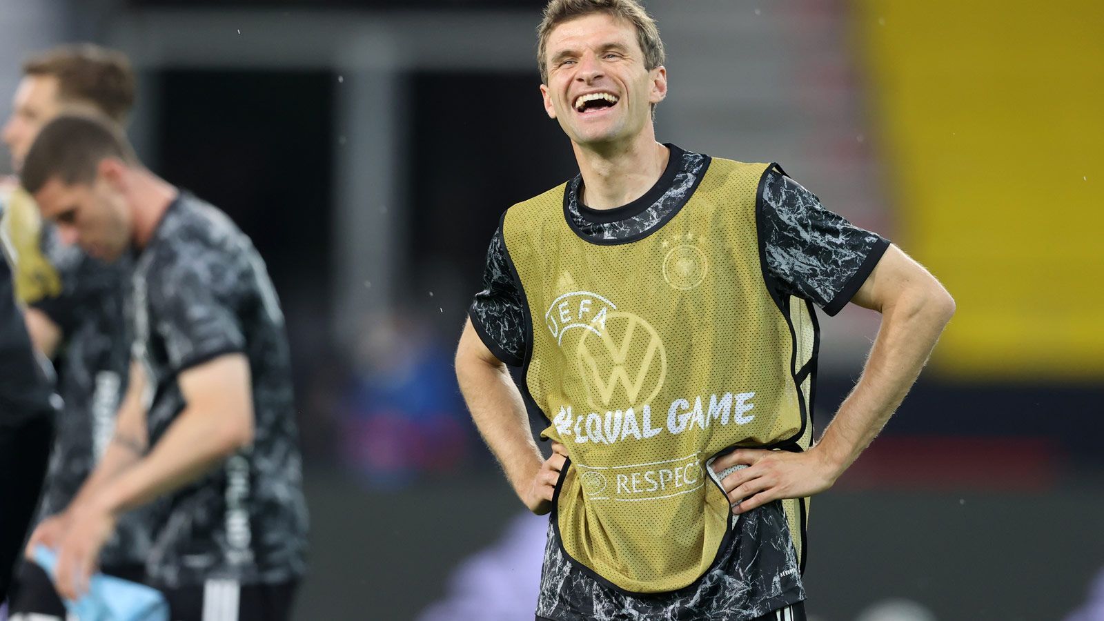 
                <strong>Müller sorgt für gute Stimmung</strong><br>
                Nicht nur beim FC Bayern München ist Thomas Müller wichtig für die Stimmung innerhalb des Teams, auch bei der Nationalmannschaft ist der 31-Jährige mit seiner lockeren Art ein gerne gesehener Gast. "Es ist, als wären sie nie weg gewesen", merkte auch Bundestrainer Joachim Löw vor einigen Tagen an.
              