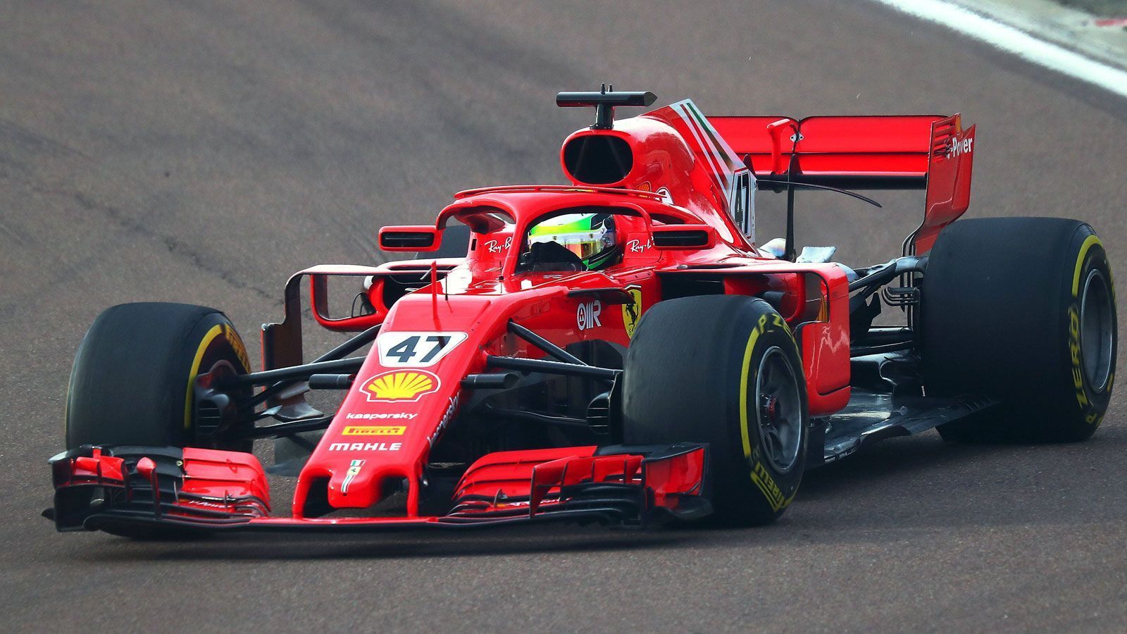 
                <strong>Der Bolide</strong><br>
                Schumacher Junior fuhr in dem drei Jahre alten Ferrari SF71H - ein Modell von 2018, mit dem Sebastian Vettel seine Runden drehte und Vizeweltmeister wurde. Der Bolide hat insgesamt knapp 1000 PS unter der Haube und ist inzwischen nicht mehr von der Testbeschränkung der Formel 1 betroffen.
              