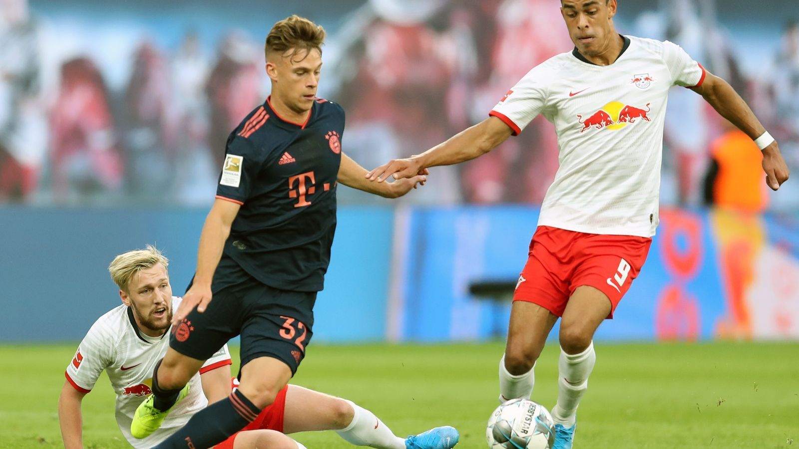 
                <strong>Joshua Kimmich</strong><br>
                In einer starken Anfangsphase der Bayern überzeugt Kimmich allen voran mit seiner Präsenz in der Zentrale. Der Dauerbrenner bereitet in der 13. und 15. Minute für Gnabry und Lewandowski zweimal mustergültig vor. In der Folge ist Kimmich sehr präsent im Mittelfeld und legt in der 52. Minute eine Großchance für Coman auf. Insgesamt eine starke Partie des deutschen Nationalspielers. ran-Note: 2
              