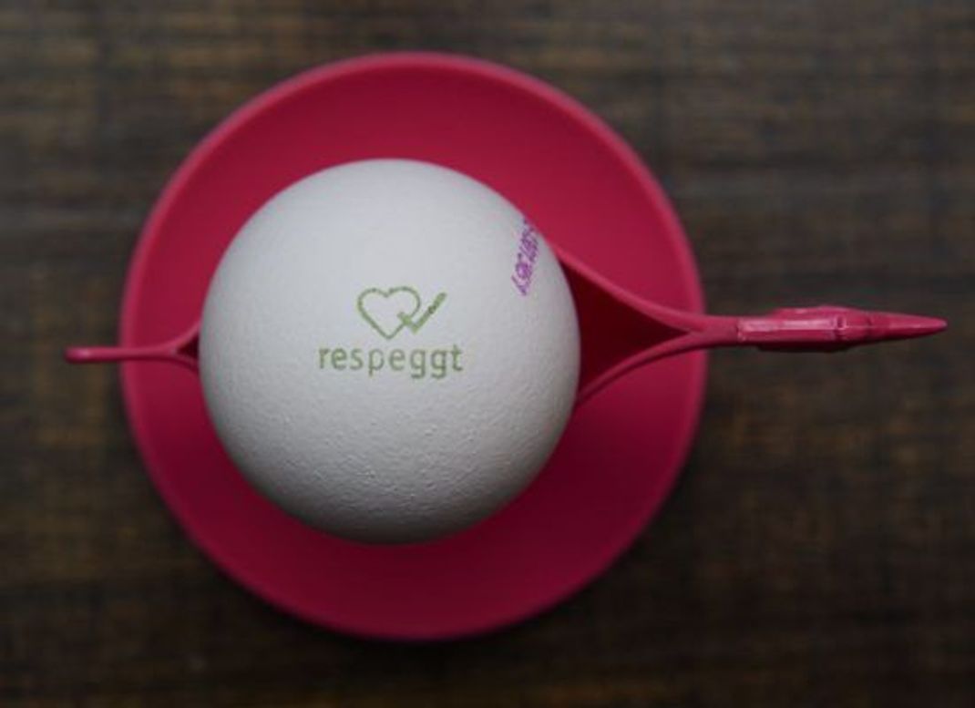 Auf einem Frühstücksei ist "respeggt" aufgedruckt. Der Slogan der Rewe Group steht für Eier ohne das Töten der männlichen Küken.