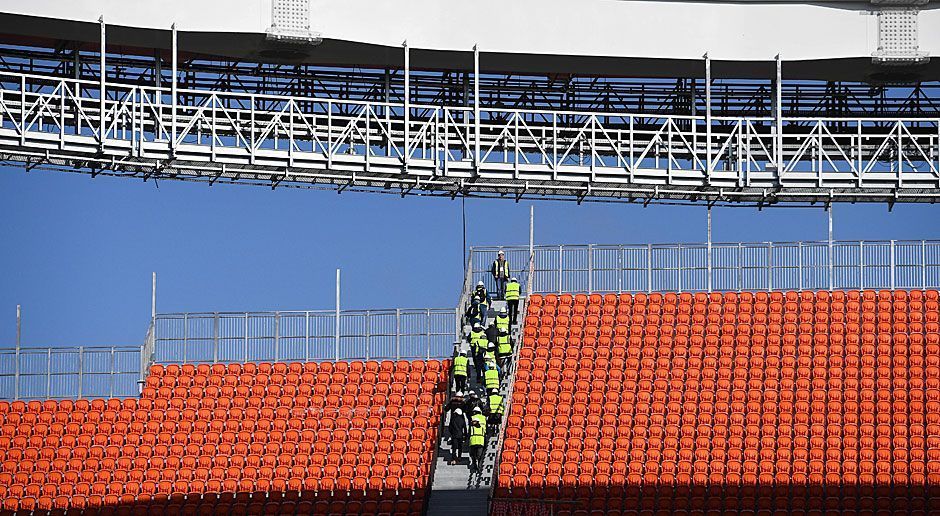 
                <strong>Umbau am Zentralstadion Jekaterinburg</strong><br>
                Die Fans auf diesen Tribünen erleben jedenfalls ein exklusives Feeling. Allerdings sollten sie sich vor Wind und Wetter schützen - denn überdacht sind die Sitzschalen nicht.
              
