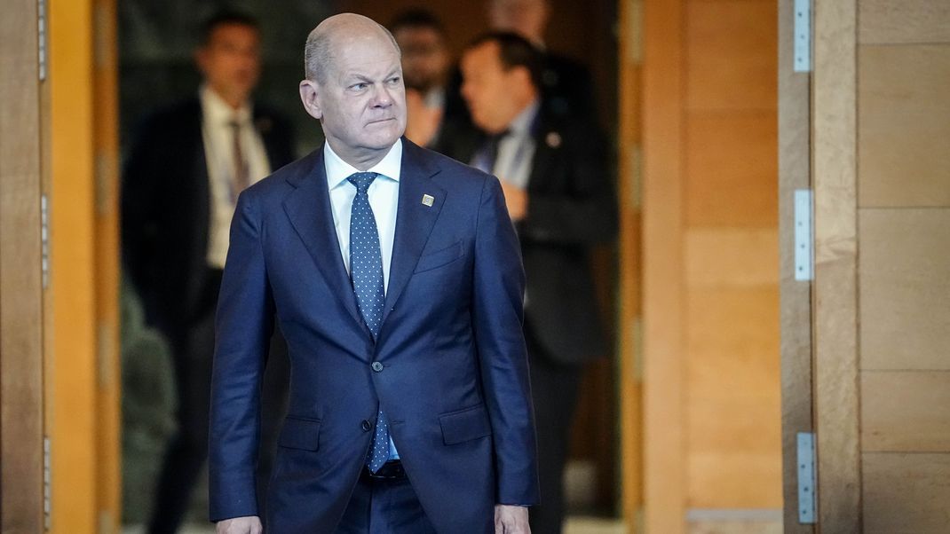 Bundeskanzler Olaf Scholz nimmt an der Arbeitssitzung des informellen EU-Gipfels im spanischen Granada teil.