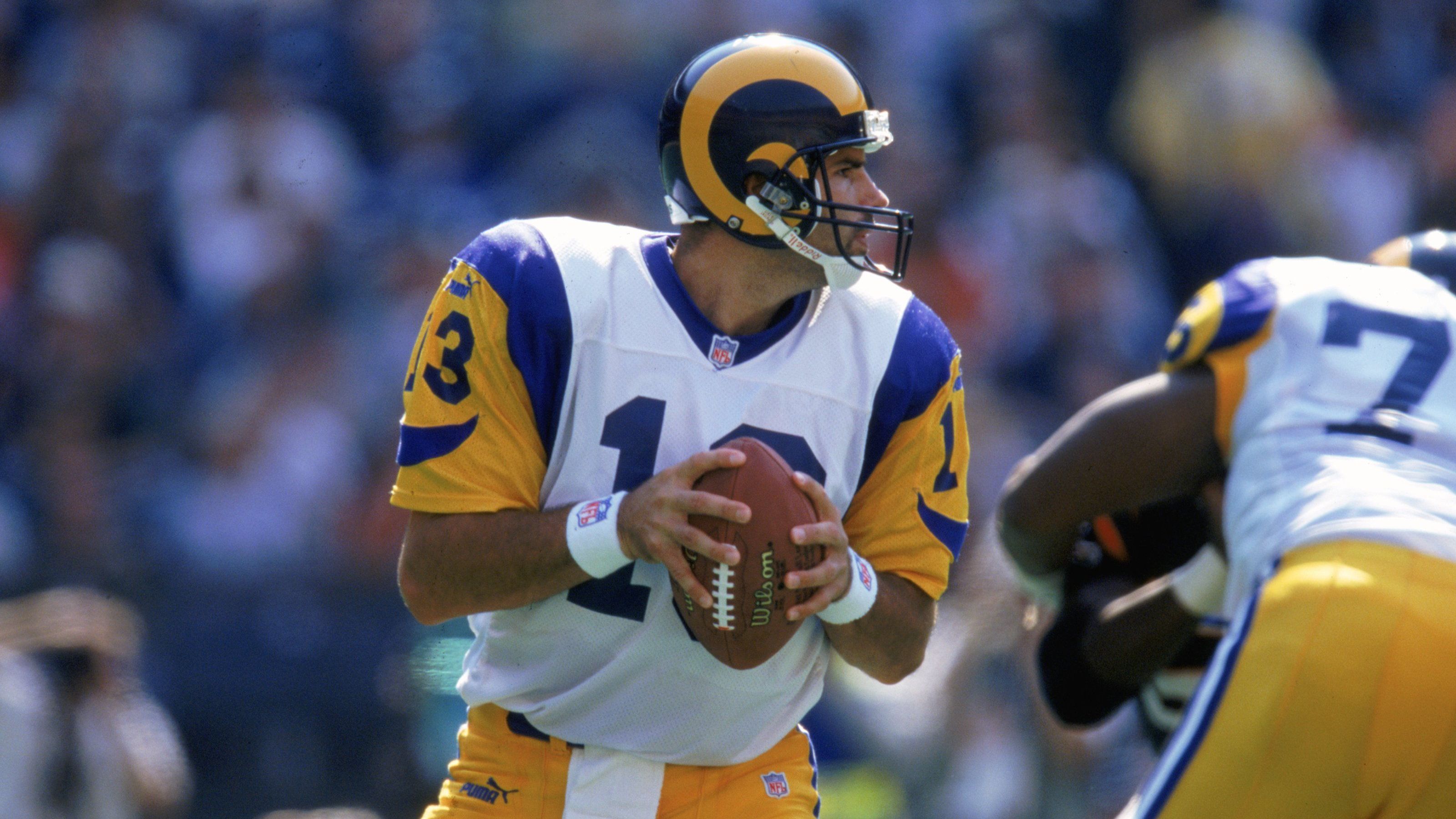 <strong>SB XXXVI (2001) – Rams vs. Steelers → Rams gewinnen</strong><br>Ohne Brady kommen die Patriots nicht in den Super Bowl. Die Rams treffen stattdessen auf die Steelers, deren starke Defense zunächst gut mithält. Doch im letzten Viertel zeigt Kurt Warner seine Klasse: Mit zwei Touchdown-Drives entscheidet er das Spiel und bringt St. Louis den zweiten Titel – Endstand: 27:20.