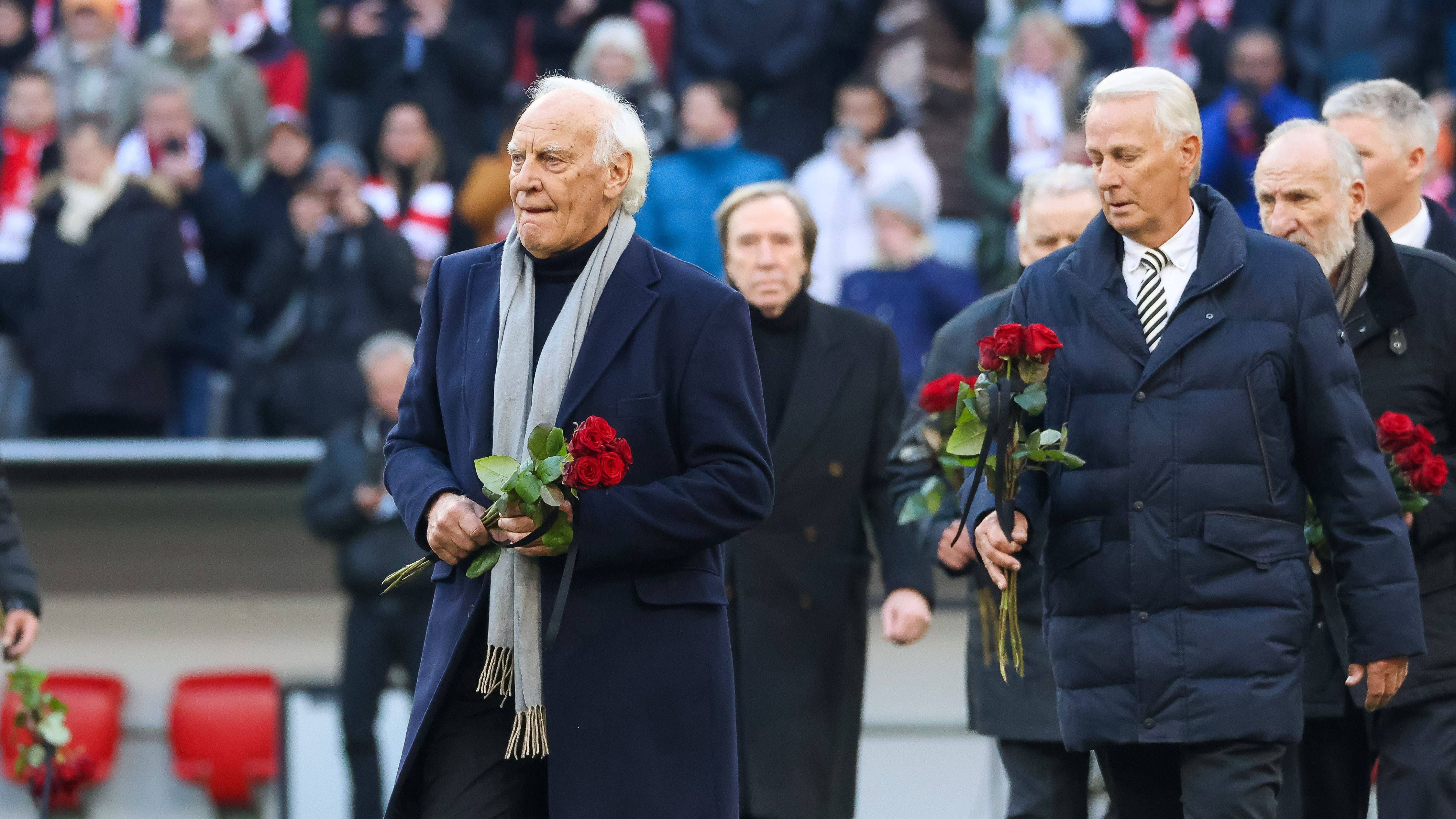 <strong>Der Kapitän und sein Bulle</strong><br>Eine besondere Beziehung pflegte Franz Beckenbauer zu Franz "Bulle" Roth (l.) - nicht nur, weil der 1967 die Bayern im Finale gegen die Glasgow Rangers zum ersten Europacuptriumph im Pokal der Pokalsieger schoss.