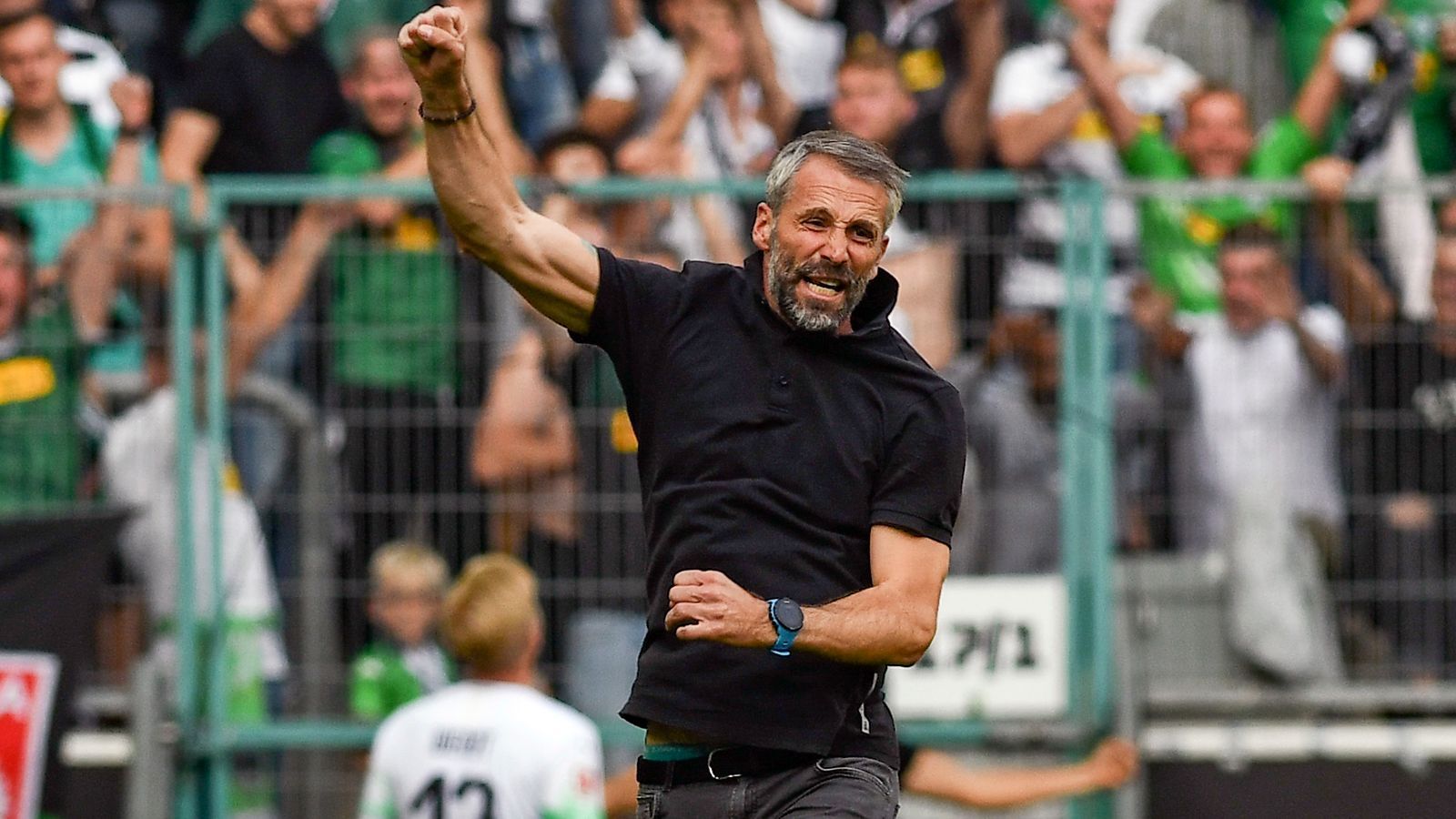 
                <strong>Marco Rose</strong><br>
                Borussia Mönchengladbach lag im April 2019 auf Platz 5 der Bundesliga, da traf der Klub eine weitreichende Entscheidung. Erfolgstrainer Dieter Hecking, der erst wenige Monate zuvor verlängerte, musste zum Saisonende gehen, dafür holten die "Fohlen" den früheren Bundesliga-Profi Marco Rose aus Salzburg. Besonders der mit dem österreichischen Serienmeister praktizierte Pressing-Fußball inklusive Mittelfeld-Raute (beides mittlerweile auch in Gladbach implementiert) gab wohl den Ausschlag für den gebürtigen Leipziger Rose. Bislang kann man den riskanten Schritt durchaus als Glücksgriff von Eberl bzw. Gladbach bezeichnen, schließlich führte Rose die Borussia auf Anhieb an die Bundesliga-Tabellenspitze. Das goldene Händchen hat übrigens Rose selbst schon bewiesen, denn kein anderer Bundesliga-Trainer konnte in der laufenden Saison vier Joker-Tore für sich bzw. sein Team verbuchen.
              