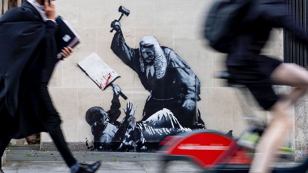 Mit diesem Graffiti erhitzt der Street-Art-Künstler Banksy erneut die Gemüter.