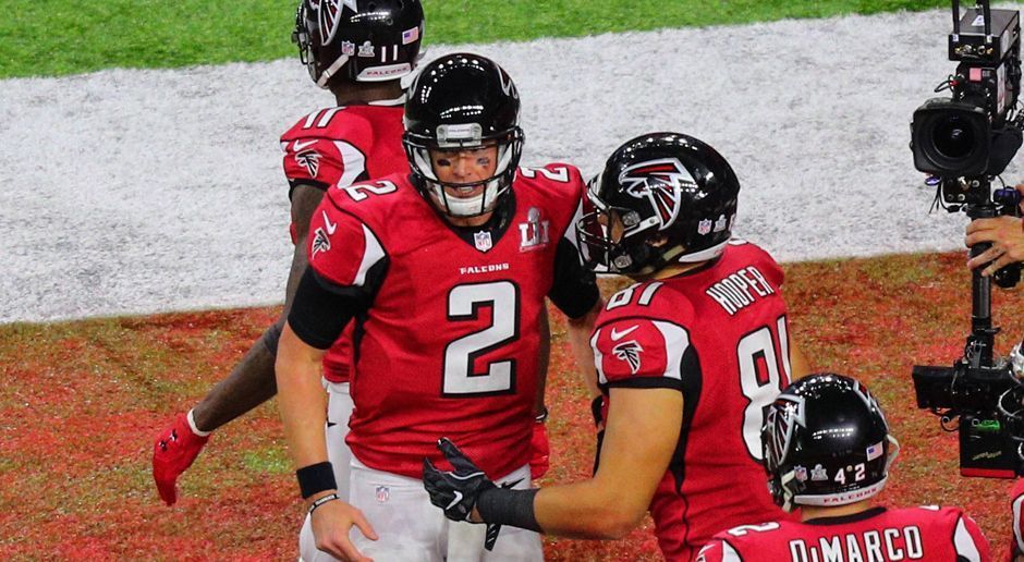 
                <strong>29. Atlanta Falcons</strong><br>
                Rote Grundfarbe (aber nicht so edel wie etwa bei den Arziona Cardinals), weiße Nummern und hier und da ein bisschen schwarz. Klingt zunächst solide, aber mit Ausrüsterlogo, Teamlogo und weißen und schwarzen Streifen herrscht auf den Ärmeln mehr Chaos als in der Falcons-D nach dem 25:3 im Super Bowl. Reicht so nicht für den Jersey-Titel.
              