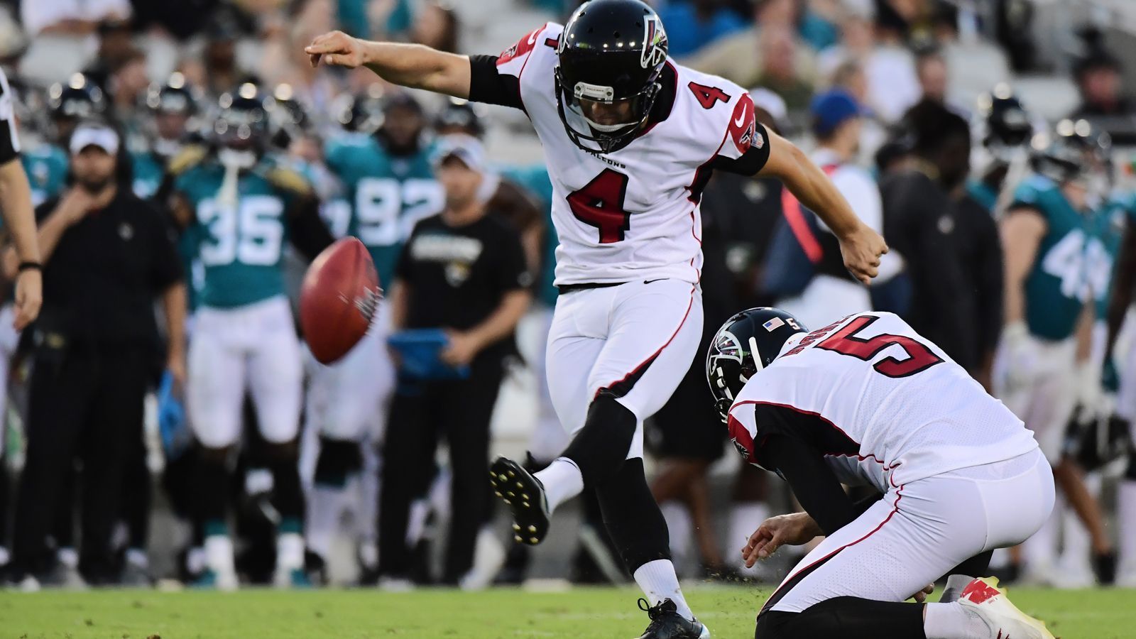 
                <strong>Giorgio Tavecchio (Kicker, Barcelona Dragons)</strong><br>
                Giorgio Tavecchio stand in der NFL bei den San Francisco 49ers, den Bay Packers, den Detroit Lions, den Oakland Raiders, den Atlanta Falcons und den Tennessee Titans unter Vertrag. Seine beste Spielzeit erlebte der aus Mailand stammende Italiener 2017 bei den Raiders, als er alle 16 Saisonspiele absolvierte und dabei 97,1 Prozent der Extrapunkte sowie 76,2 Prozent der Field Goals verwandelte. Er blickt nun seiner zweiten Saison bei den Barcelona Dragons entgegen. 
              