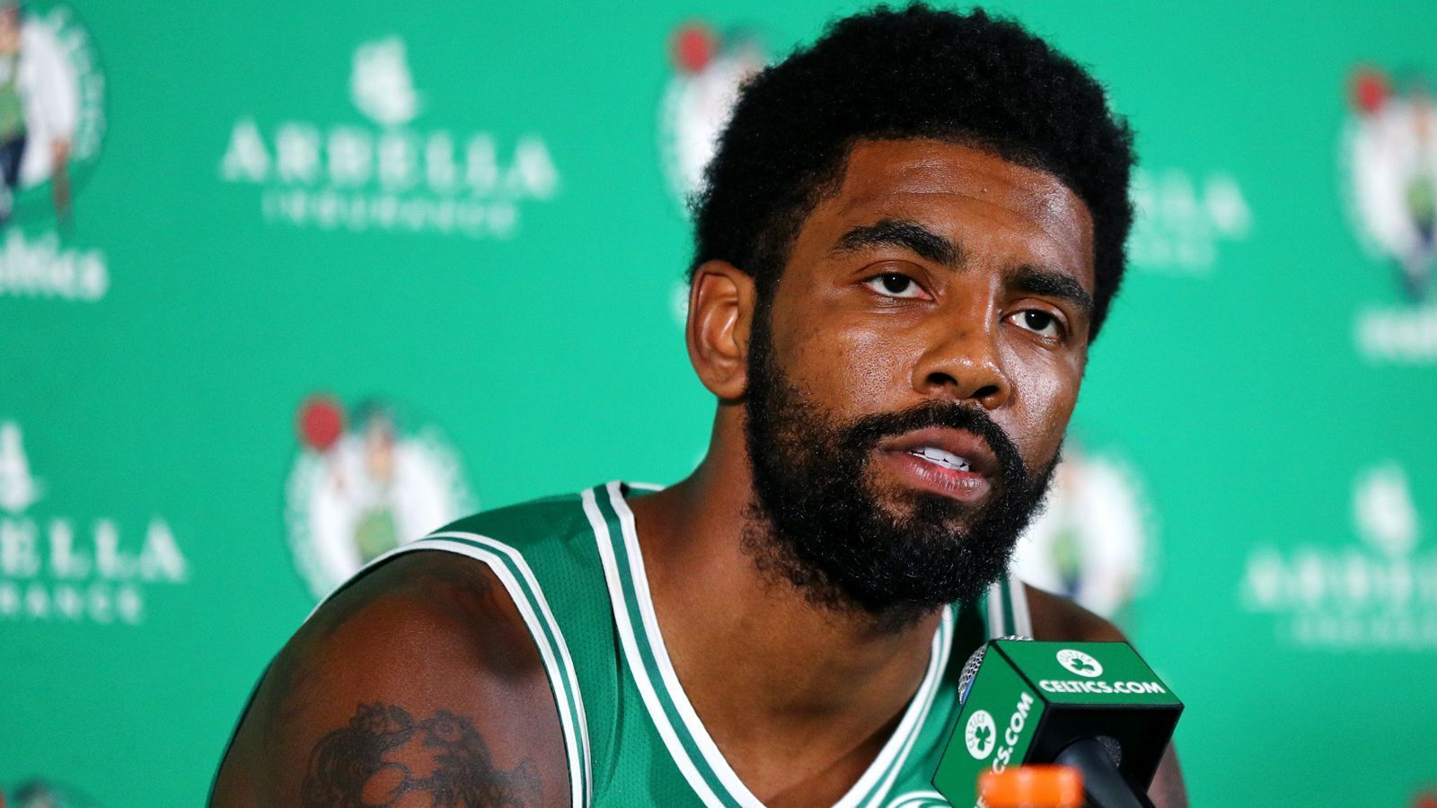 
                <strong>Platz 6: Kyrie Irving, Boston Celtics</strong><br>
                2017/18 Stats: 24,4 Punkte/ 3,8 Rebounds/ 5,1 AssistsNicht wenige Experten waren verwundert, als Kyrie Irving in der vergangenen Saison einen Trade, weg von den Cleveland Cavaliers und LeBron James, forderte. Ein Jahr später sieht es so aus, als hätte er alles richtig gemacht. LeBron spielt nicht mehr für die Cavs und Irving stellte in der vergangenen Saison unter Beweis, dass er die erste Option bei einem Top-Team sein kann und sogar ein solider Verteidiger ist. Die Celtics gelten nach LeBrons Wechsel zu den Lakers als Topfavorit im Osten und Irving wird der Anführer des jungen Teams sein. Was gegen ihn spricht, ist seine Verletzungsanfälligkeit. Bisher absolvierte er nur einmal in seiner Karriere mehr als 70 Spiele in der regulären Saison. Auch im vergangenen Jahr verpasste er 22 Spiele.
              