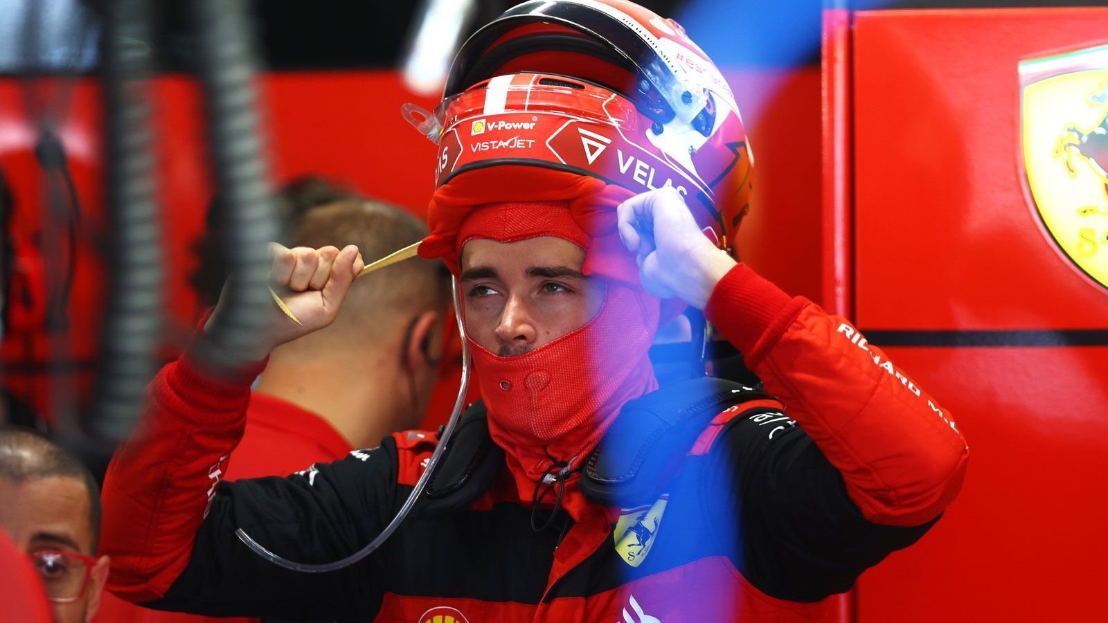 
                <strong>Verlierer: Charles Leclerc</strong><br>
                Das böse V-Wort wird der Leistung von Charles Leclerc über das gesamte Wochenende hinweg nicht annähernd gerecht. Für einen solchen Fall müssten wir die Rubrik Pechvogel einführen. Aber die gibt es nunmal nicht. Deshalb steht der Monegasse also diesmal auf der falschen Seite. Nach dominanten Vorstellungen in allen Freien Trainings und im Qualifying fährt der neue Ferrari-Star auch im Rennen allen auf und davon - bis etwa zur Rennhälfte plötzlich sein Bolide streikt und Leclerc in die Garage abbiegen muss. Dieses Malheur kostet den 24-Jährigen die WM-Führung und kann am Ende richtig teuer werden.
              