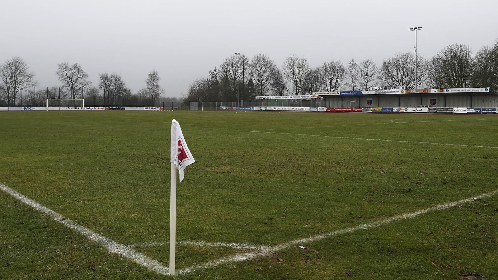 
                <strong>Kehdinger Stadion </strong><br>
                Beheimatet ist die SV Drochtersen/Assel im Kehdinger Stadion. Eigentlich fasst das Stadion nur 3000 Zuschauer, für den Pokal-Hit gegen den FC Bayern München wurde die Kapazität mit Zusatztribünen auf 7500 Zuschauer erhöht.
              