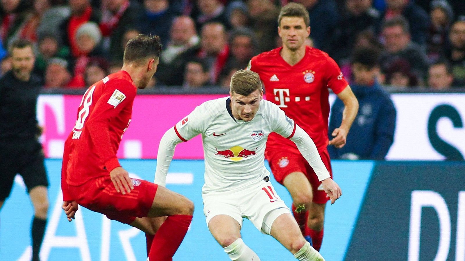 <strong>Timo Werner (FC Bayern)</strong><br>
                In den Prozessunterlagen heißt es: "Timo Werner hatte still und heimlich auf Drängen des Klägers zwischenzeitlich bereits beim FC Bayern München einen befristeten Arbeitsvertrag [...] unterschrieben."&nbsp;Nachdem er erfahren haben soll, dass der damalige Coach Niko Kovac und Hasan Salihamidzic den Transfer nicht befürworteten, wurde der Kontrakt wieder aufgelöst.