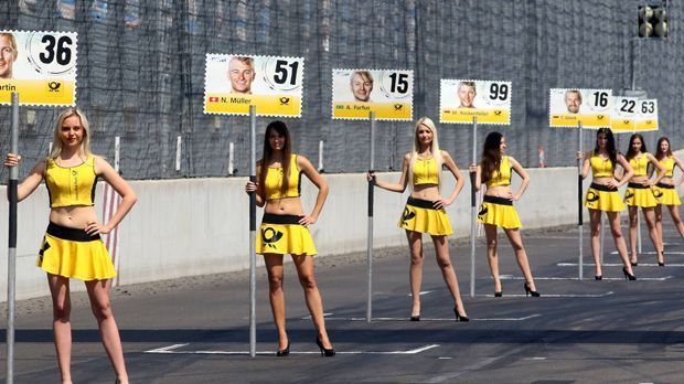 
                <strong>So sexy sind die Grid Girls in der DTM</strong><br>
                Die Abschaffung wäre sowieso nicht ganz so einfach gewesen: Die Post als Partner stattet die Grid Girls mit dem auffälligen Gelb aus. Die Fahrer-Schilder sind zudem im Briefmarken-Stil gehalten.
              