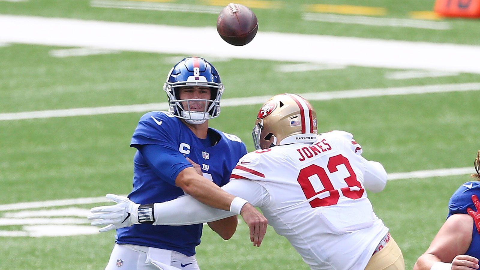 
                <strong>Platz 4: New York Giants (0-3)</strong><br>
                Bereits am 1. Spieltag stürzte das Kartenhaus krachend in sich zusammen. Jones und Barkley wurden beim 16:26 gegen die Pittsburgh Steelers hinter der enttäuschenden O-Line zum Freiwild für die gegnerischen Pass Rusher. Auch beim 13:17 bei den Chicago Bears und 9:36 gegen die San Francisco 49ers sah die Offense kein Land, Jones wirkte verunsichert und ideenlos. Zu allem Überfluss riss sich Saquon Barkley während dem zweiten Spiel das Kreuzband und wird die restliche Saison verpassen. Wenn es um Yards und Punkte pro Spiel geht, belegt die Offense im ligaweiten Vergleich den vorletzten Platz. Einzig die Defense macht etwas Hoffnung, mit 357,7 zugelassenen Yards pro Spiel belegen die Giants einen soliden 13. Platz.
              