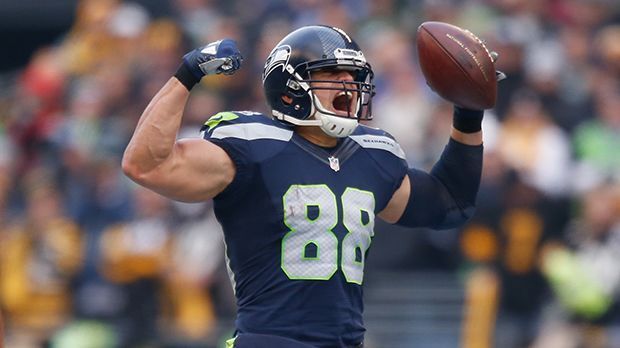 
                <strong>JimmyGraham</strong><br>
                Jimmy Graham (Seattle Seahawks) - Ebenso noch nie in im Super Bowl: Einer der wohl besten Tight Ends der Liga. Mit seinem Wechsel zu den Seahawks wollte sich Graham endlich einen Ring an den Finger stecken können. Doch nach einer schweren Verletzung war die Saison für ihn früh vorbei, Seattle schied später gegen die Panthers aus.
              