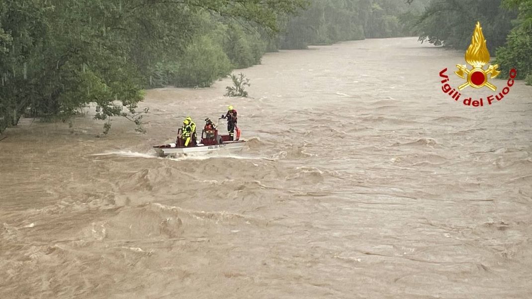 Einsatzkräfte der italienischen Feuerwehr suchen im Fluss Natisone nach drei Vermissten.