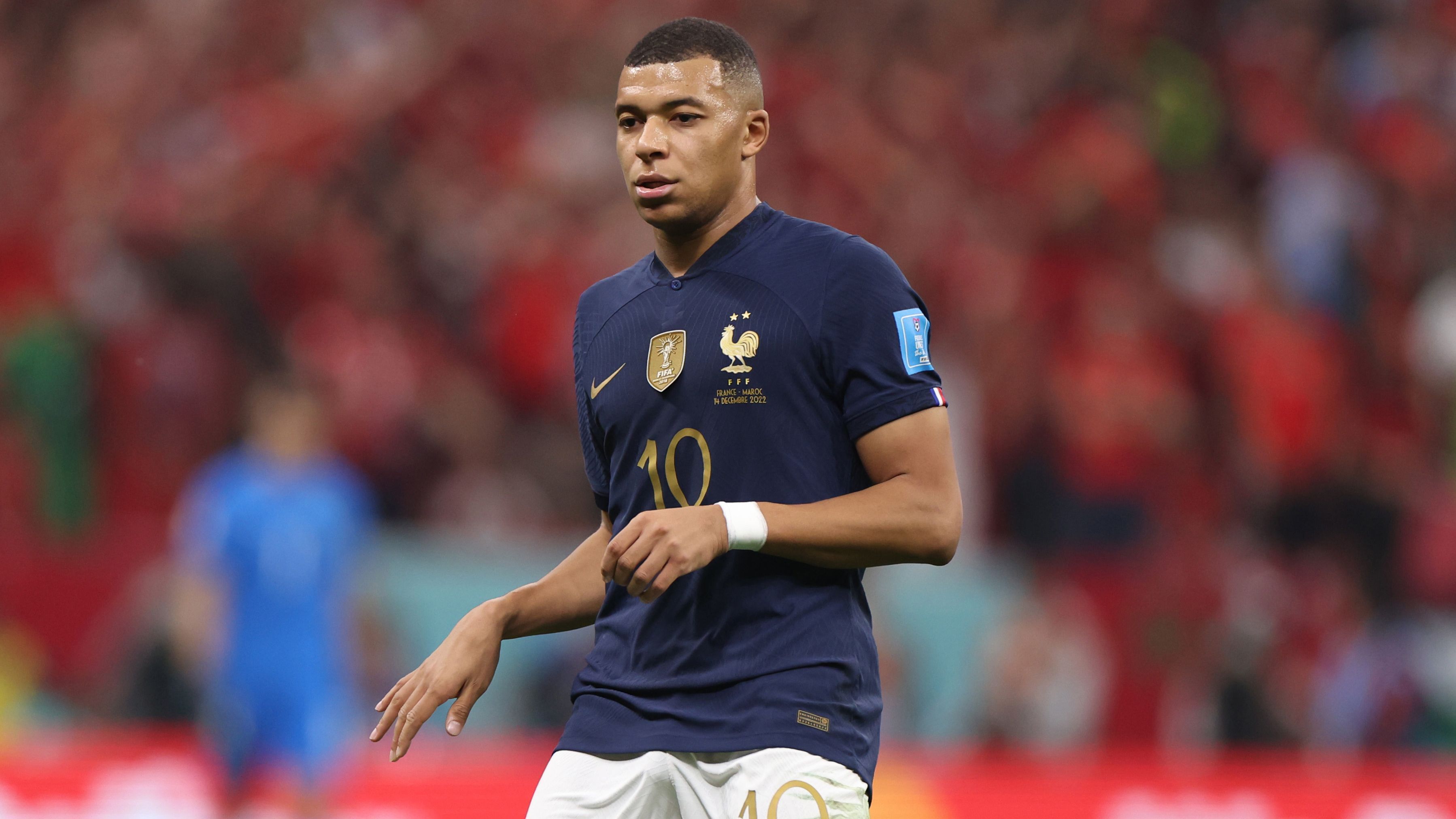 
                <strong>Offensive: Frankreich</strong><br>
                Auf der Gegenseite steht die mit großem Abstand explosivste Offensive des Turniers. Mbappe war selbst von Englands Hochgeschwindigkeitsverteidiger Kyle Walker nicht zu Bremsen. Die pure Überlegenheit des Superstars in Sachen Antritt und Geschwindigkeit ist unglaublich, Flügelpartner Ousmane Dembele steht dem PSG-Star dabei in Nichts nach. Dazu der neue französische Rekordtorschütze Olivier Giroud im Zentrum, der im hohen Fußballeralter von 36 Jahren abgebrühter denn je vor dem Kasten wirkt. Und dahinter erlebt Antoine Griezmann seinen zweiten Frühling und zieht genial die Strippen, wie es kaum jemand vor dem Turnier erwartet hat. Auf Argentiniens Abwehrbollwerk wartet eine Herkulesaufgabe, vor allem, da der aktuelle Weltmeister noch reichlich Hochkaräter von der Bank bringen kann. Mit dem Bundesliga-Trio aus Bayerns Flügelflitzer Kingsley Coman, Marcus Thuram von Borussia Mönchengladbach und Eintracht Frankfurts Shootingstar Randal Kolo Muani verfügt die "Equipe Tricolore" über ein Stück weit mehr Offensivqualität in der Spitze und deutlich mehr in der Breite.Stand: 3:2 für Frankreich
              