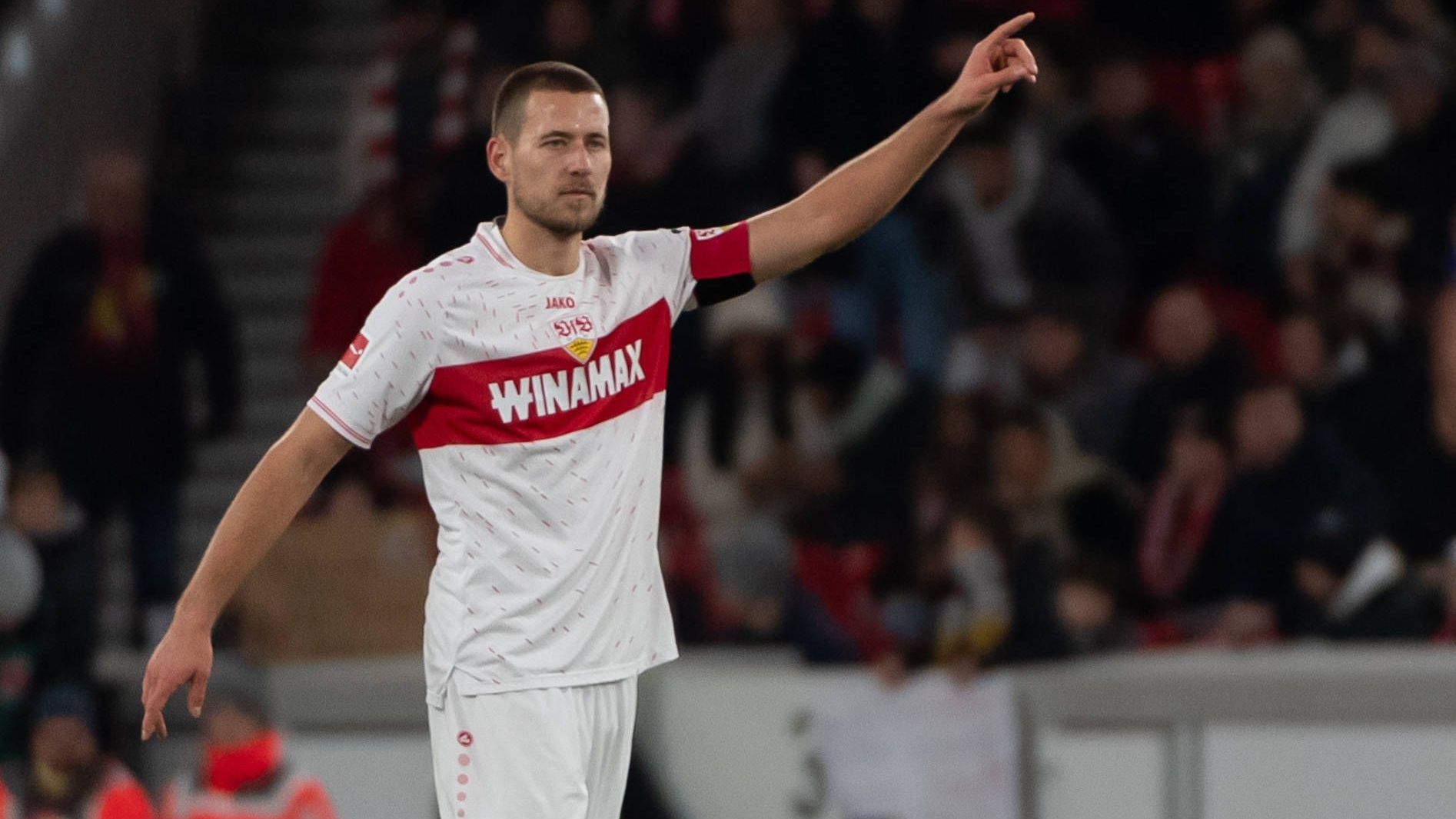 <strong>Abwehr: Waldemar Anton (VfB Stuttgart)</strong><br>Es ist gar nicht so lange her, da wurde Waldemar Anton noch stark kritisiert. Unter Sebastian Hoeneß ist der Kapitän des VfB Stuttgart jedoch eine Macht. Er besticht mit Zweikampfstärke, guter Spieleröffnung und auch Zuverlässigkeit: Anton hat bislang nur 31 Minuten verpasst.