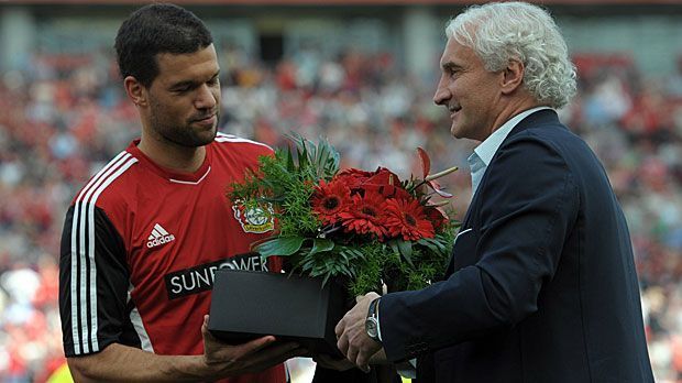 
                <strong>Michael Ballack (Bayer Leverkusen)</strong><br>
                Michael Ballack (Bayer Leverkusen): Als der langjährige DFB-Kapitän (l.) 2010 nach acht Jahren bei Bayern München und dem FC Chelsea wieder das Bayer-Trikot überzieht, befindet sich seine glanzvolle Karriere schon auf der Zielgeraden. Auch wegen Verletzungen ist er in seinen letzten zwei Profi-Jahren so gut wie nie uneingeschränkter Stammspieler.
              