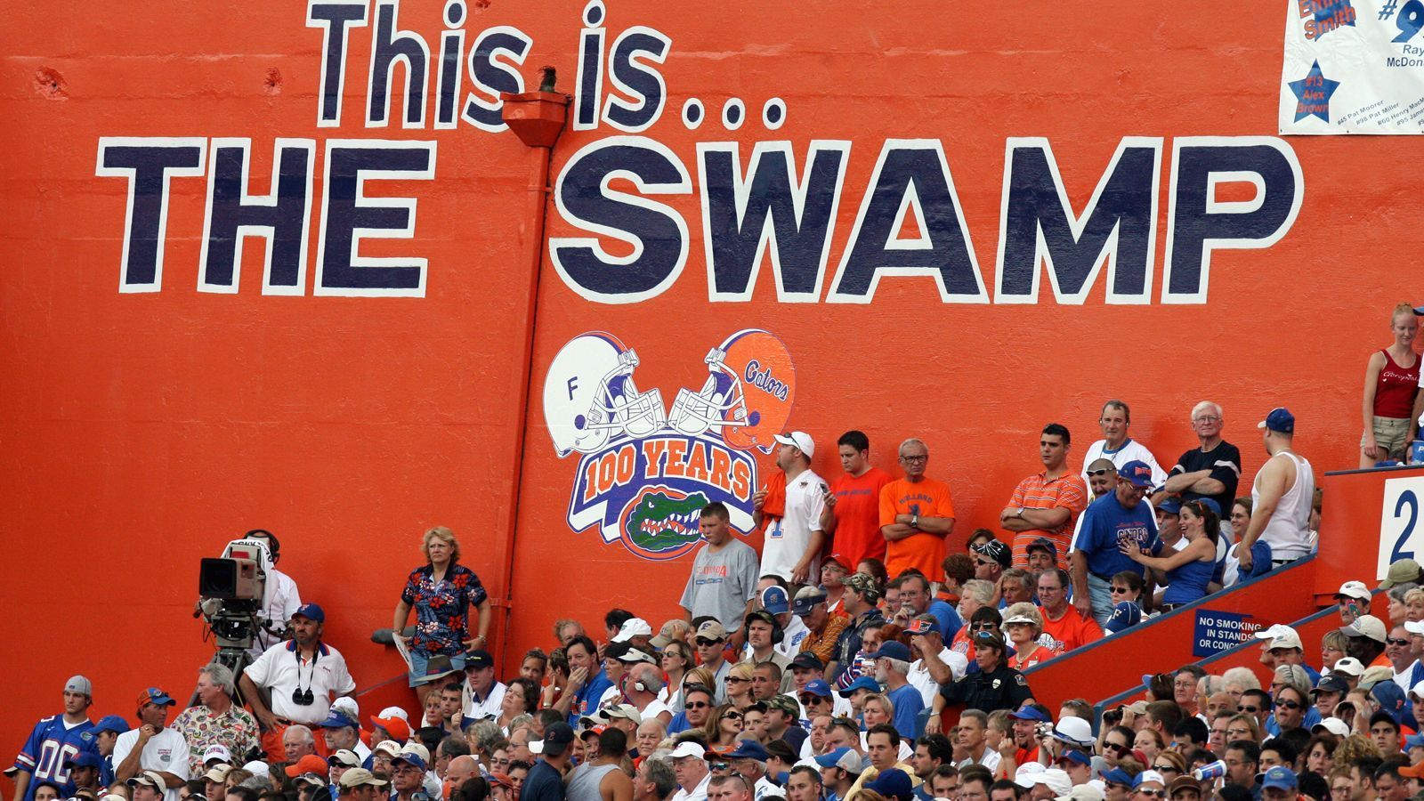 
                <strong>"The Swamp" Das Stadion der Florida Gators</strong><br>
                Der Football-Komplex der UF, das Ben Hill Griffin Stadium, ist das zwölftgrößte College Football-Stadion des Landes und fasst 88.548 Zuschauer. Seinen Spitznamen "The Swamp" erhielt das Stadion vom früheren Head Coach Steve Spurrier, der postulierte: "Nur Gators kommen hier lebend wieder raus". Auf dem ganzen Campus der UF gibt es mehr Statuen von Alligatoren als von Menschen.
              