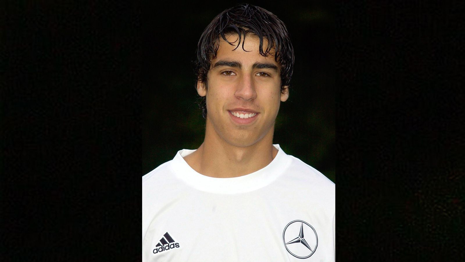 
                <strong>Sami Khedira</strong><br>
                Sami Khedira als 16 Jahre alter Jungspund des VfB Stuttgart. Im Jahr 2003 war das. Wie lange das her ist? Damals gab es noch den UEFA-Cup, und der VfL Bochum hat mitgespielt.
              