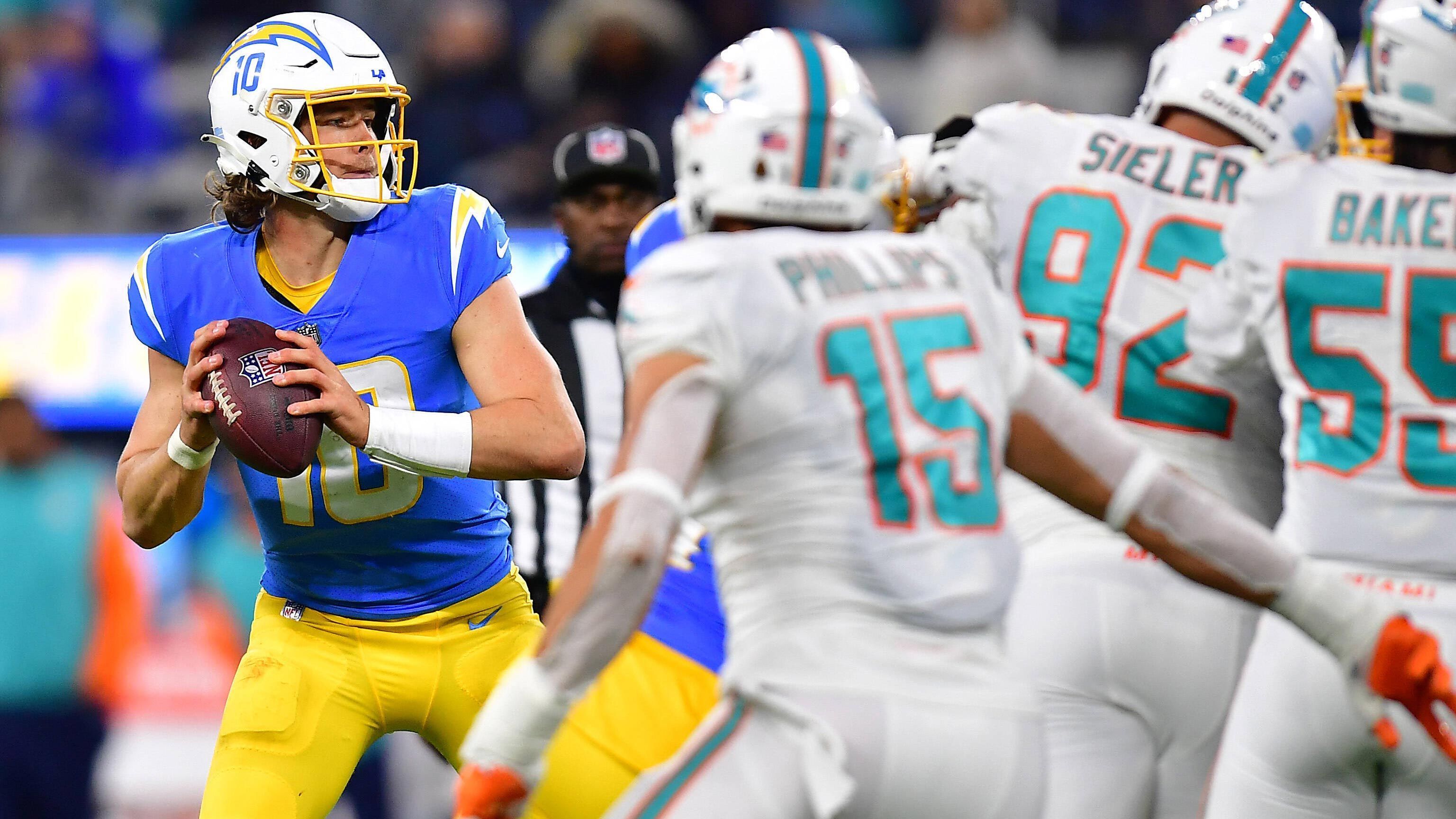 
                <strong>Netzreaktionen zum Roughing the Passer-Call bei Chargers vs. Dolphins</strong><br>
                Beim Spiel zwischen den Los Angeles Chargers und den Miami Dolphins kam es zu einem umstrittenen Roughing the Passer-Call der Referees. Obwohl Miamis Pass Rusher Jaelan Phillips Chargers-Quarterback Justin Herbert quasi schulbuchmäßig zu Boden brachte und sich anschließend abstützte, damit er nicht mit seinem vollen Gewicht auf Herbert landete, bestraften ihn die Schiedsrichter mit einer Flagge. Rund um die NFL löste dieser Call pure Empörung aus. ran fasst die Netzreaktionen von aktiven und ehemaligen Spielern sowie Experten zusammen.
              