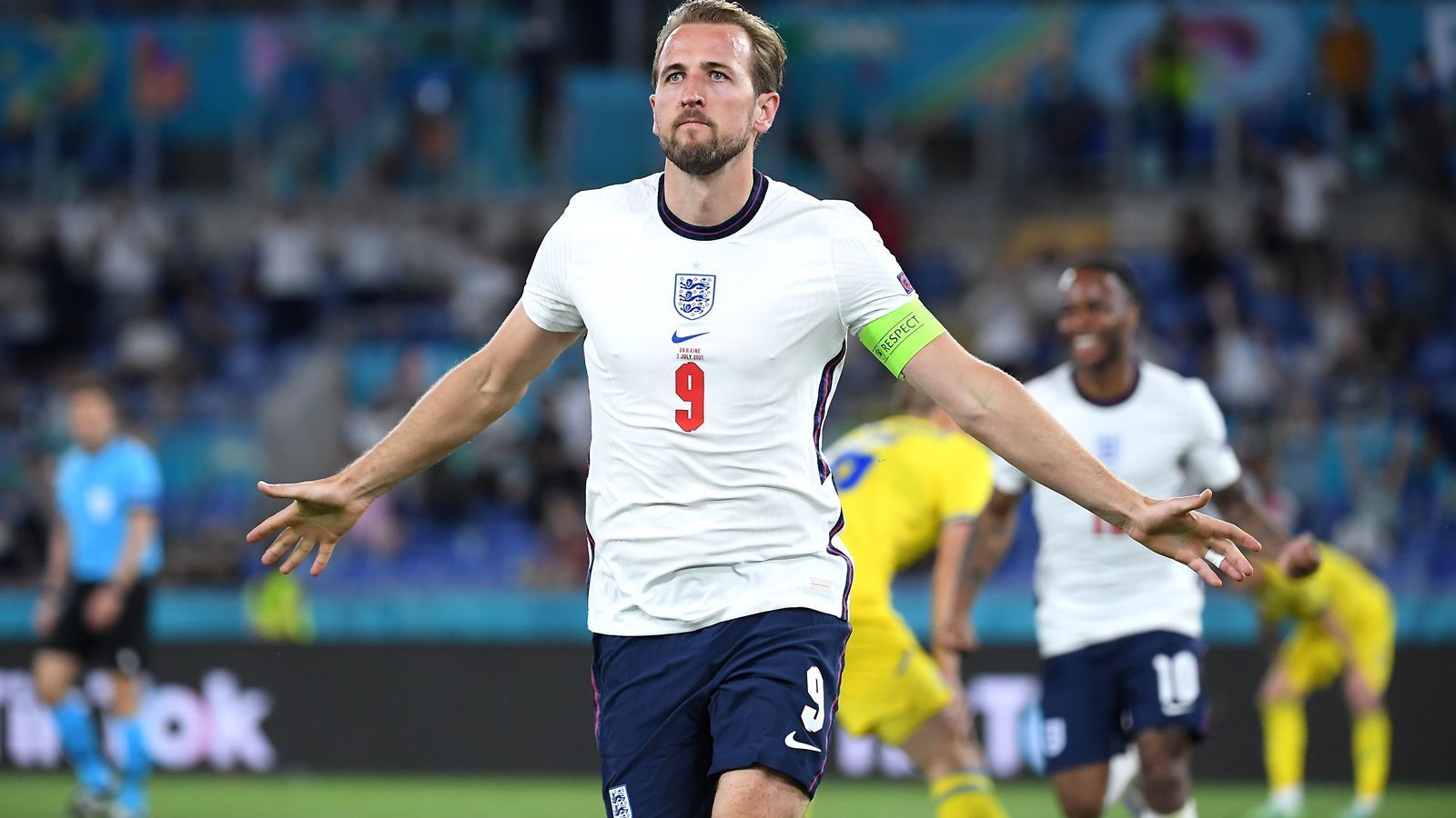 
                <strong>Platz 1: England</strong><br>
                Wie oft haben die englischen Fans in den vergangenen Jahrzehnten schon besungen, dass der Fußball doch endlich nach Hause komme. Dieses Mal könnte es wirklich so weit sein. Denn die Three Lions haben die perfekte Balance aus Defensive und Offensive gefunden. Als einziges Team hat England im Turnierverlauf kein Gegentor kassiert. Nur zehn Schüsse auf das Tor von Jordan Pickford hat die Abwehr in den fünf Turnierspielen zugelassen – Bestwert! Und vorne ist seit dem Achtelfinale auch Harry Kane mit drei Toren in zwei Spielen wieder in Knipser-Laune und harmoniert wie schon bei der WM 2018 blendend mit Raheem Sterling.
              