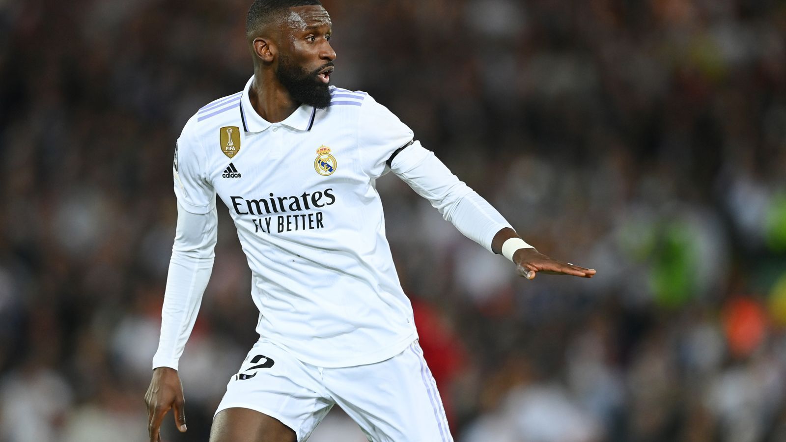 
                <strong>Antonio Rüdiger (Real Madrid)</strong><br>
                Der deutsche Nationalspieler liefert sich einige direkte Duelle mit Lewandowski, in denen er mehrfach die Oberhand behält. Bringt Courtois nach einer Stunde mit einem kurzen Rückpass aufs Tor in Bedrängnis, ansonsten gelingt Rüdiger eine souveräne Vorstellung. ran-Note: 3
              