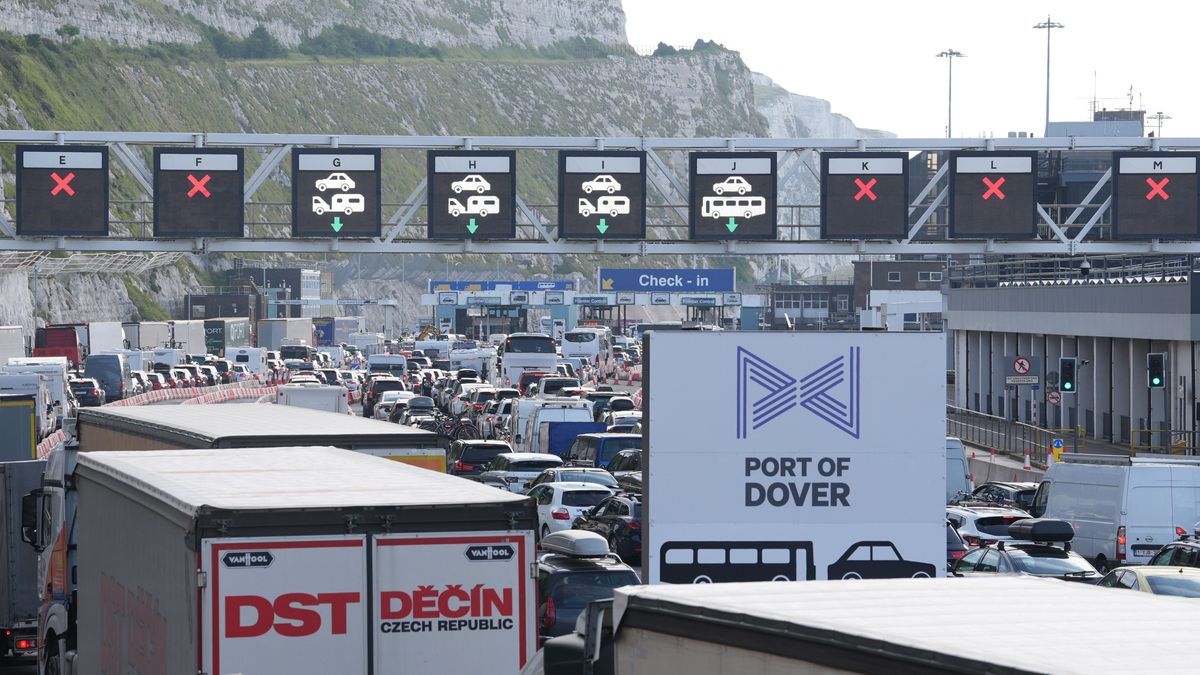 20. Juli 2024, Großbritannien, Dover: Der Verkehr staut sich im Hafen von Dover in Kent zu Beginn der Hauptreisezeit im Sommer. 