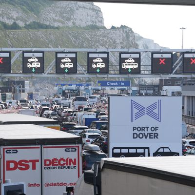 20. Juli 2024, Großbritannien, Dover: Der Verkehr staut sich im Hafen von Dover in Kent zu Beginn der Hauptreisezeit im Sommer. 