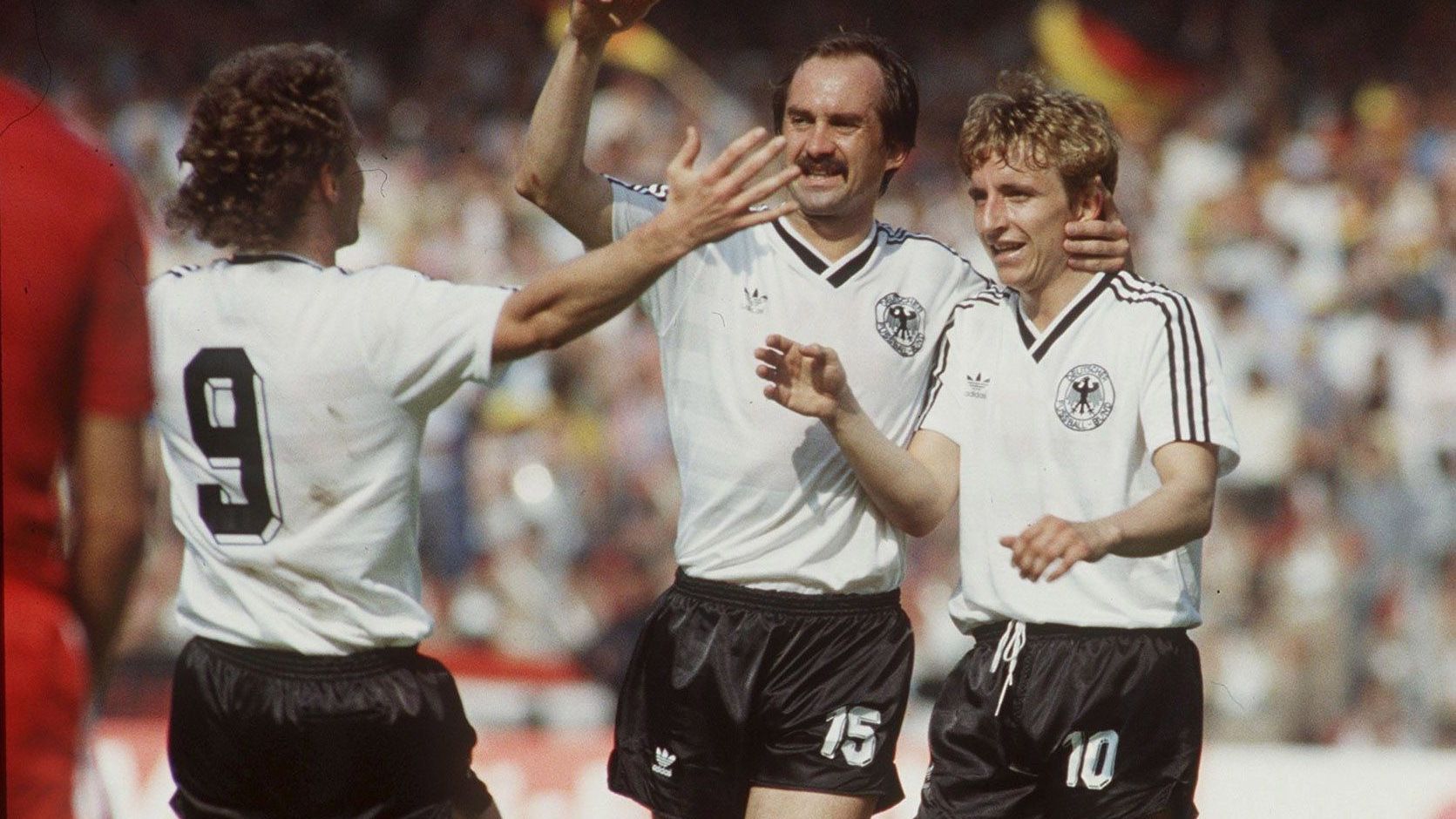 <strong>WM 1982, 2. Spieltag, Deutschland - Spanien 2:1</strong><br>Nach einem 0:0-Remis gegen England konnte die DFB-Elf gegen die Spanier ein Erfolgserlebnis feiern - dabei fand das Spiel auf gegnerischem Terrain, im ausverkauften Santiago Bernabeu statt. Das DFB-Team stellte die Weichen zu Beginn der zweiten Hälfte auf Sieg: Kölns Littbarski eröffnete das Ergebnis, Fischer legte zum 2:0 nach ...