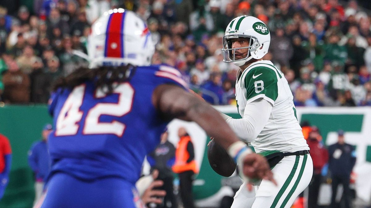 NFL, American Football Herren, USA Buffalo Bills at New York Jets Oct 14, 2024; East Rutherford, New Jersey, USA; New York Jets quarterback Aaron Rodgers (8) looks to pass the ball against the Buff...