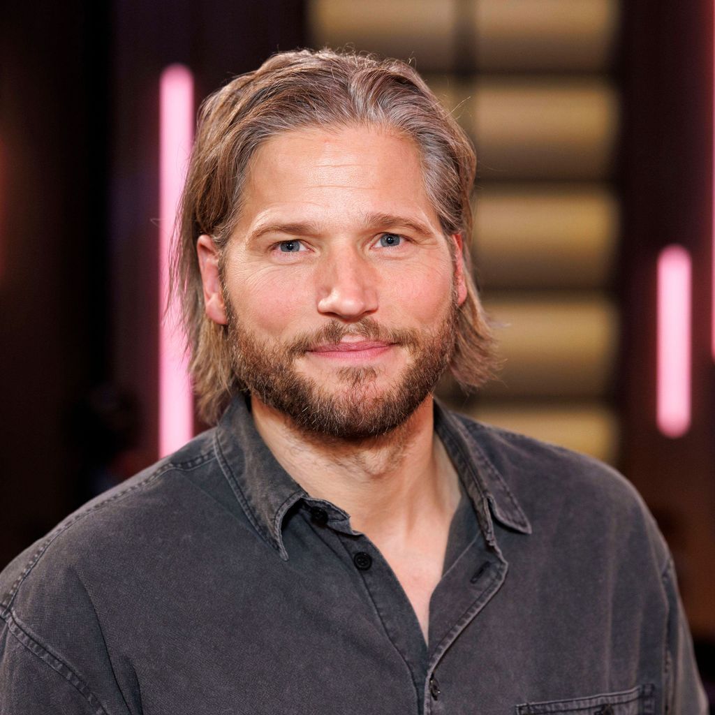 Familie und Dreharbeiten: So managt "Die Bergretter"-Star Sebastian Ströbel seinen Alltag