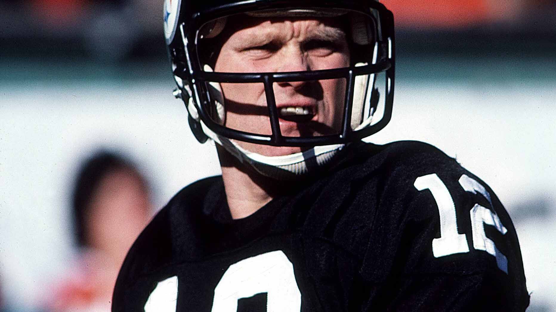 
                <strong>Terry Bradshaw (1970 - 1983 / Pittsburgh Steelers)</strong><br>
                Die Steelers-Legende stand zwar unter den Finalisten des All-Time-Teams der NFL, doch den Sprung ins Team schaffte Terry Bradshaw nicht. Bei insgesamt vier der sechs Super-Bowl-Siege der Steelers war Bradshaw der Spielmacher auf dem Platz. Zwar sind die Statistiken (27989 Yards, 212 Touchdowns) für den aktuellen TV-Experten in der USA nicht überragend, doch er führte er die Steelers neun Mal in die Playoffs.
              