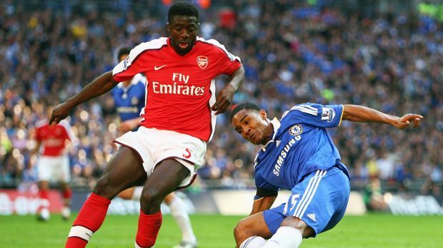 
                <strong>Kolo Toure</strong><br>
                Kolo Toure: Der Ivorer war siebeneinhalb Jahre beim FC Arsenal und ein ganz wichtiger Spieler für Wenger. Nur vier andere Profis hatten in der Ära des Franzosen mehr Einsätze als Toure. 324 Mal schickte Wenger den Verteidiger aufs Feld. In dieser Zeit holte Toure mit den "Gunners" einen Meistertitel und zwei Mal den FA Cup. Auch er ist ein tolles Beispiel für die finanziell lukrative Entwicklungsarbeit Wengers. Denn das einstige Schnäppchen Toure wechselte 2009 für fast 19 Millionen Euro Ablöse zu Manchester City - eine unglaubliche Wertsteigerung im Vergleich zu den angeblich 200.000 Euro Ablöse, die Arsenal einst an den ivorischen Klub ASEC Mimosas für Toure überwies. Heute spielt der 35-Jährige bei Celtic Glasgow.
              