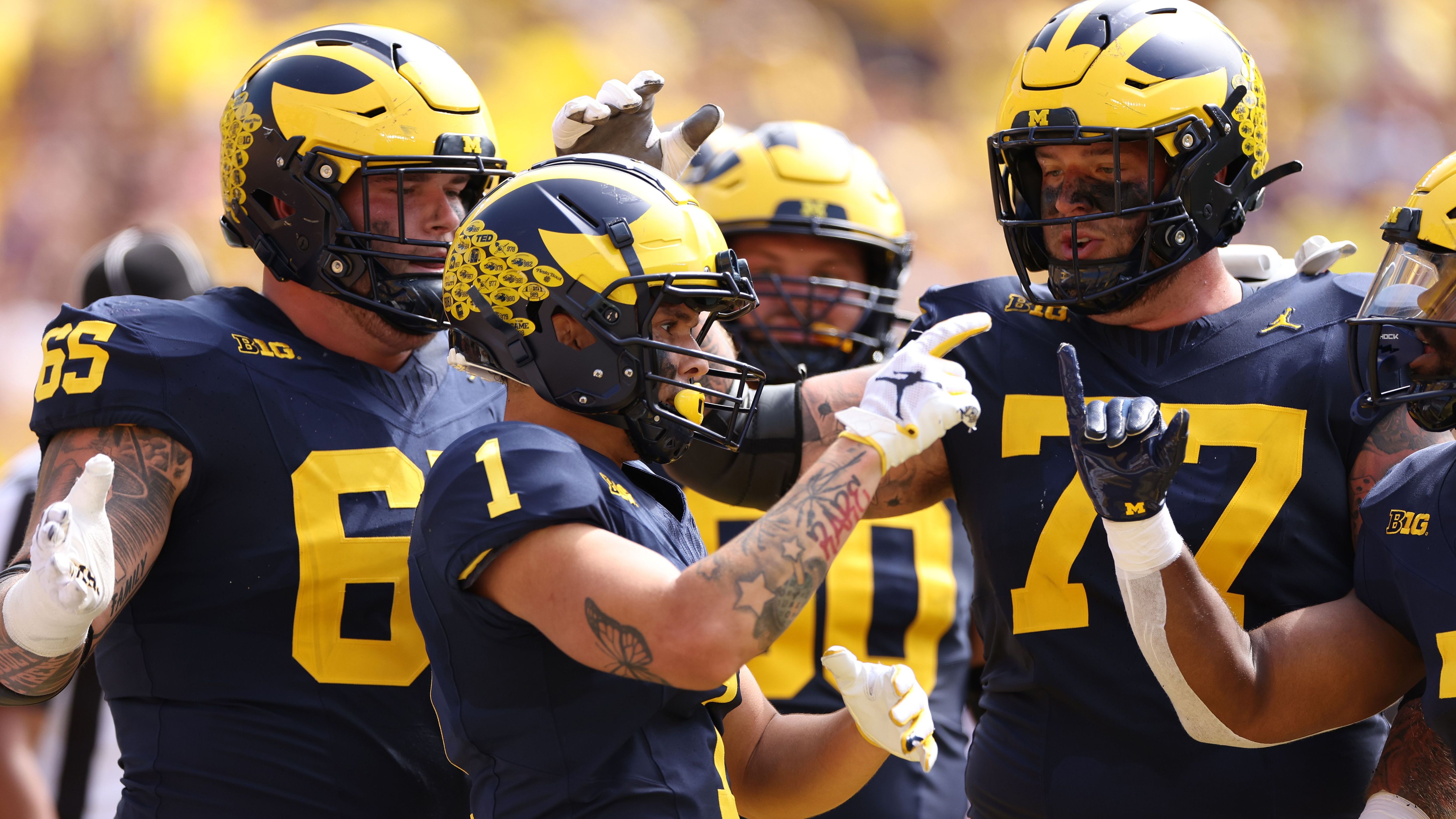 <strong>2. Michigan Wolverines (vorher Platz 6) 12-0</strong><br>Zum dritten Mal in Folge hat Michigan das Rivalitätsduell gegen die Ohio State Buckeyes gewonnen (30:24) und somit den Einzug in das Big Ten Championship Game gesichert. Am Samstag gehen die Wolverines als klarer Favorit in das Conference-Endspiel gegen Iowa.&nbsp;