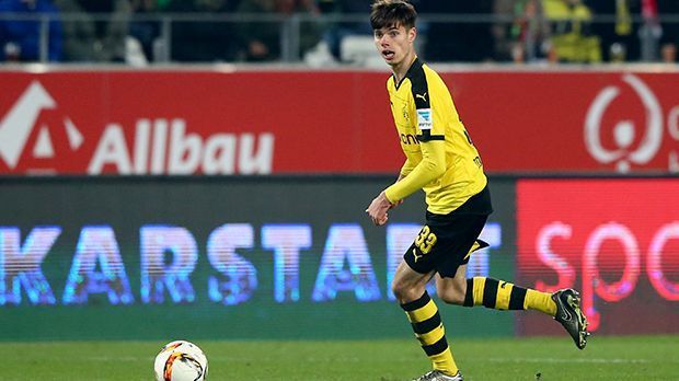 
                <strong>Platz 3: Julian Weigl (Borussia Dortmund)</strong><br>
                Platz 3: Julian Weigl (Borussia Dortmund). Was für eine Leistung des Youngsters! Weniger als eine Saison in der Bundesliga, schon steht Julian Weigl auf Platz drei der erfolgreichsten Passgeber. Von Thomas Tuchel zum Stammspieler berufen, stand der 20-Jährige bisher 1.807 Minuten auf dem Grün. Dabei schickte er 1.750 Bälle zu seinen Mitspielern - 1.620 kamen an. Das macht eine Genauigkeit von 92 Prozent.
              
