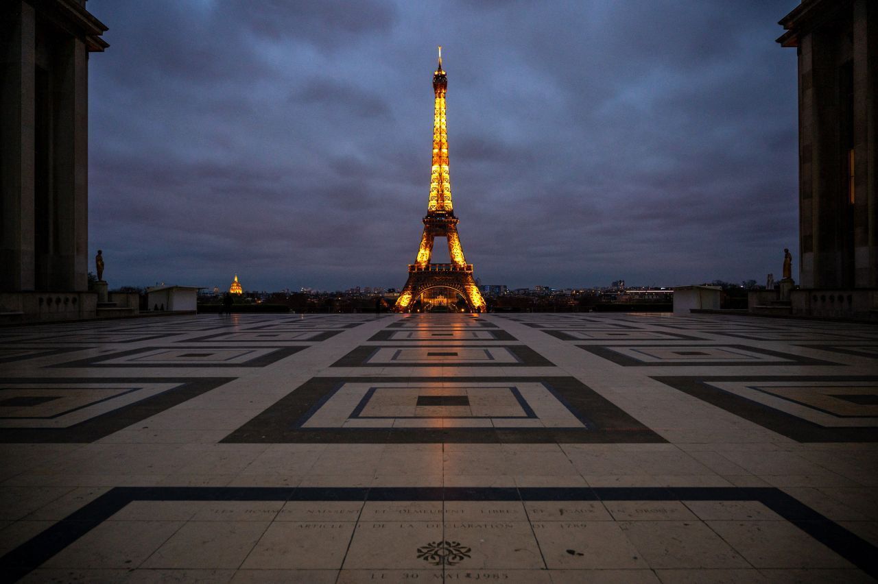 Jeden Abend um 20 Uhr glitzert der Eiffelturm 10 Minuten lang. Doppelt so lang wie sonst. Aus Dankbarkeit für die Corona-Helden in Frankreich. Außerdem verabreden sich Franzosen unter #onapplaudit (auf Deutsch: wir applaudieren) zum gemeinsamen Applaus spenden vom Balkon aus.
