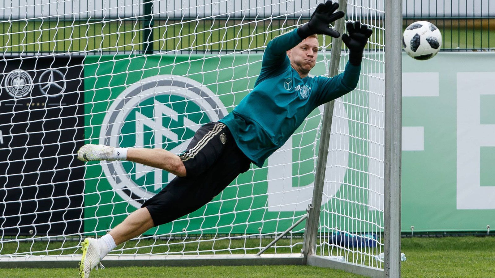 
                <strong>2018 gestrichen: Bernd Leno (Bayer 04 Leverkusen)</strong><br>
                Bernd Leno bekam ebenfalls kein WM-Ticket. Im Vorfeld wurde allerdings eher spekuliert, Kevin Trapp würde zu Hause bleiben müssen. Der 25-Jährige ist nämlich im Gegensatz zu Trapp Stammtorhüter. Der Konkurrenzkampf im Kasten wird in den kommenden Jahren mit Marc-Andre ter Stegen, Kevin Trapp und anderen Nachrückern wie Ralf Fährmann nicht kleiner.
              