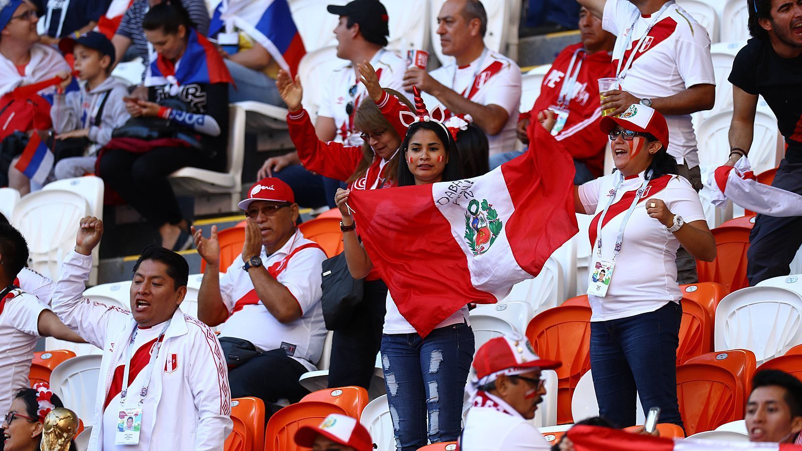 
                <strong>In Peru bebte beim Elfmeterpfiff die Erde</strong><br>
                Auch in Peru hat beim Elfmeterpfiff im Spiel gegen Dänemark die Erde gebebt. Um 11.43 Uhr Ortszeit verzeichneten am Samstag die Seismographen leichte Erschütterungen in der Region rund um die Hauptstadt Lima.Exakt in der Minute, in der Schiedsrichter Bakary Gassama (Gambia) bei der Partie Peru gegen Dänemark (0:1) in Saransk auf den ominösen Punkt zeigte. Peru vergab allerdings den Strafstoß."Das Beben wurde von vor Freude springenden Fans ausgelöst, die ein mögliches Tor vorab bejubelten", hieß es erklärend auf dem Twitter-Account "Sismologia Chile", der über Bewegungen der Erdkruste auf dem südamerikanischen Kontinent, informiert. Der letztlich verfrühte Freudentaumel in Lima hatte die Stärke III auf Mercalliskala, wurde also als "leicht" eingestuft.
              