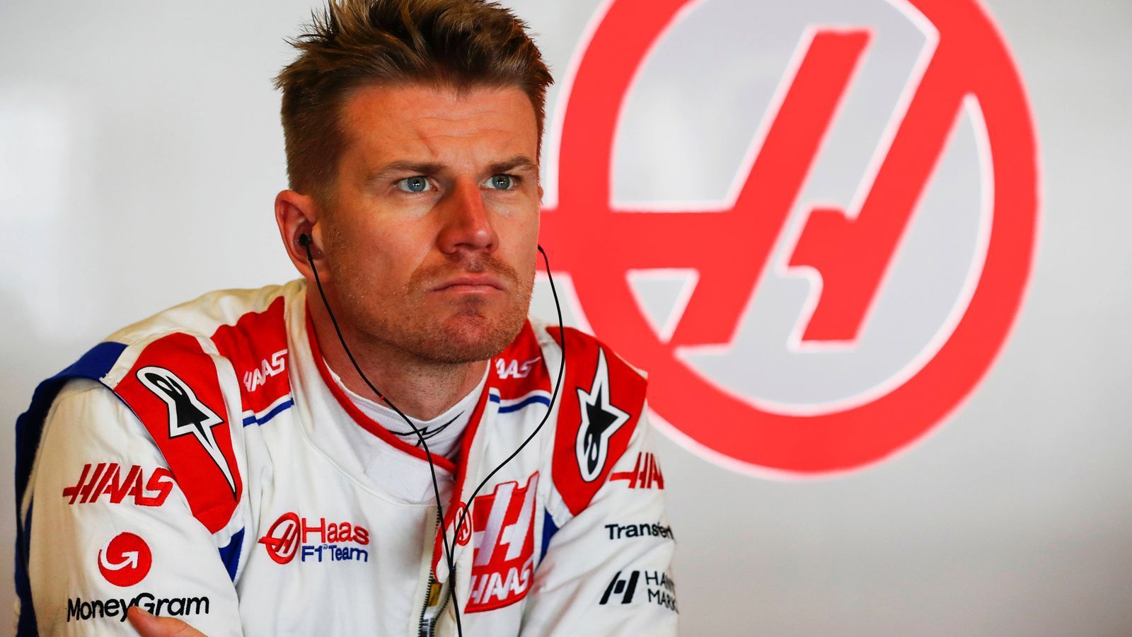 
                <strong>Neue Fahrer: Nico Hülkenberg einziger Deutscher</strong><br>
                Bei den drei Top-Teams hat sich nichts getan, doch dahinter drehte sich das Fahrer-Karussell rasant: Der Australier Oscar Piastri ist neu bei McLaren, Fernando Alonso ersetzt Sebastian Vettel bei Aston Martin. Alonsos Posten bei Alpine bekommt der Franzose Pierre Gasly, dessen Cockpit bei AlphaTauri 2023 vom niederländischen ehemaligen Formel-E-Weltmeister Nyck de Vries übernommen wird. Mick Schumacher verliert nach zwei Saisons sein Haas-Cockpit. Für ihn geht Nico Hülkenberg als einziger Deutscher an den Start. Immerhin: Schumacher ist als Backup-Fahrer bei Mercedes nicht ganz aus der Formel 1 verschwunden. US-Amerikaner und Rookie Logan Sargeant ersetzt bei Williams Nicholas Latifi.
              