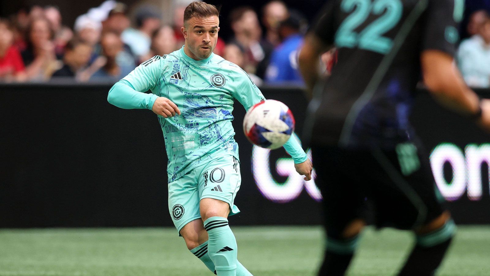 
                <strong>Xherdan Shaqiri (Chicago Fire)</strong><br>
                Xherdan Shaqiri wechselte 2022 für kolportierte sieben Millionen Euro Ablöse von Olympique Lyon in die USA und ist laut Fire-Angaben damit Rekordtransfer des Klubs. Der Schweizer unterschrieb in Chicago, dem letzten Verein in der Profikarriere von Weltmeister Bastian Schweinsteiger, einen Vertrag bis 31. Dezember 2024. Für den Ex-Münchner ist es bereits das sechste Land, in dem er als Profi aktiv ist.
              